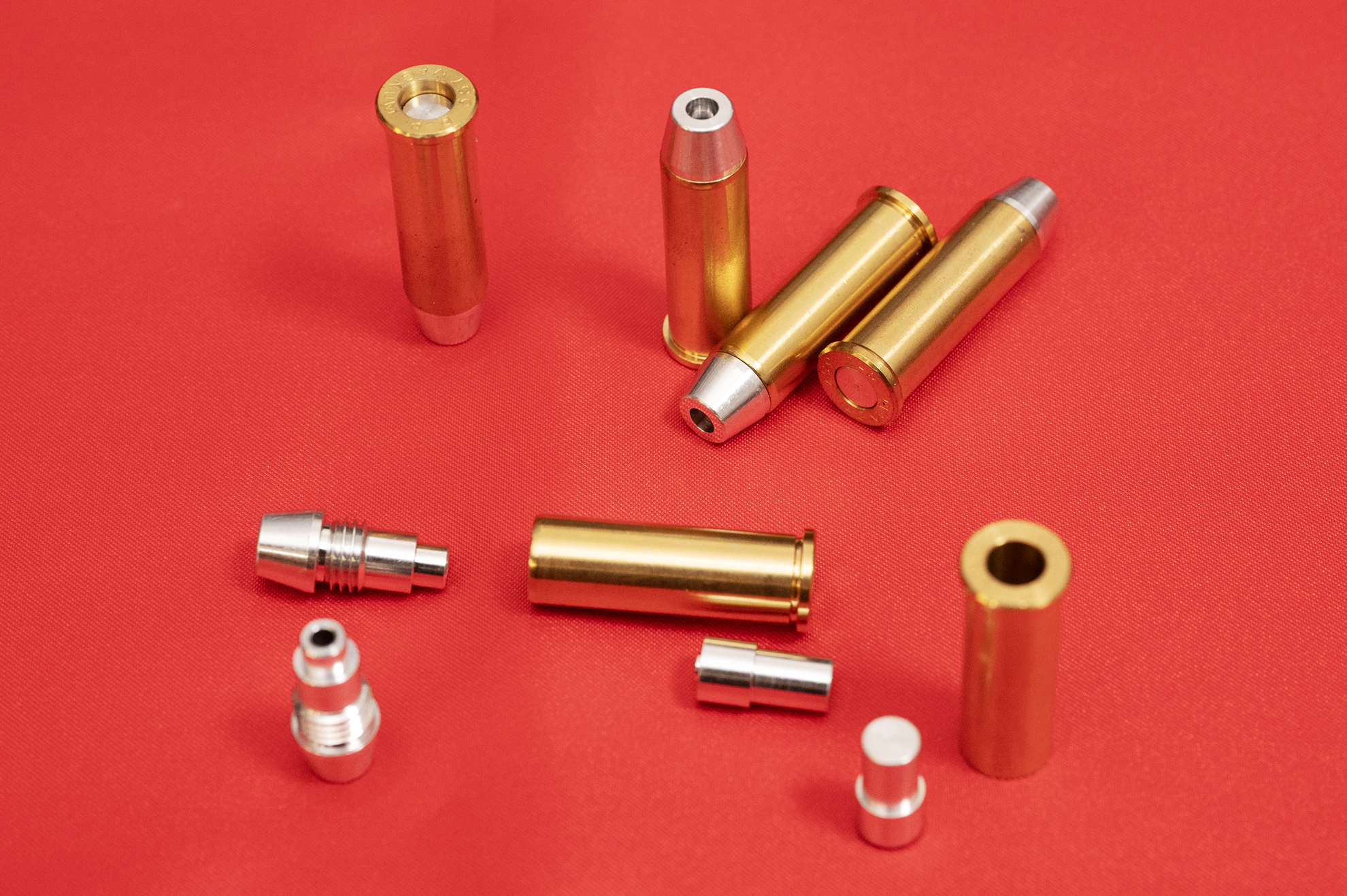 カートリッジ内にキャップ火薬１つをセットして弾頭部をネジ込んで固定する。ハンマーが底部のプライマーパーツを押し出し、弾頭部の穴から音と火花が出るという仕組みだ