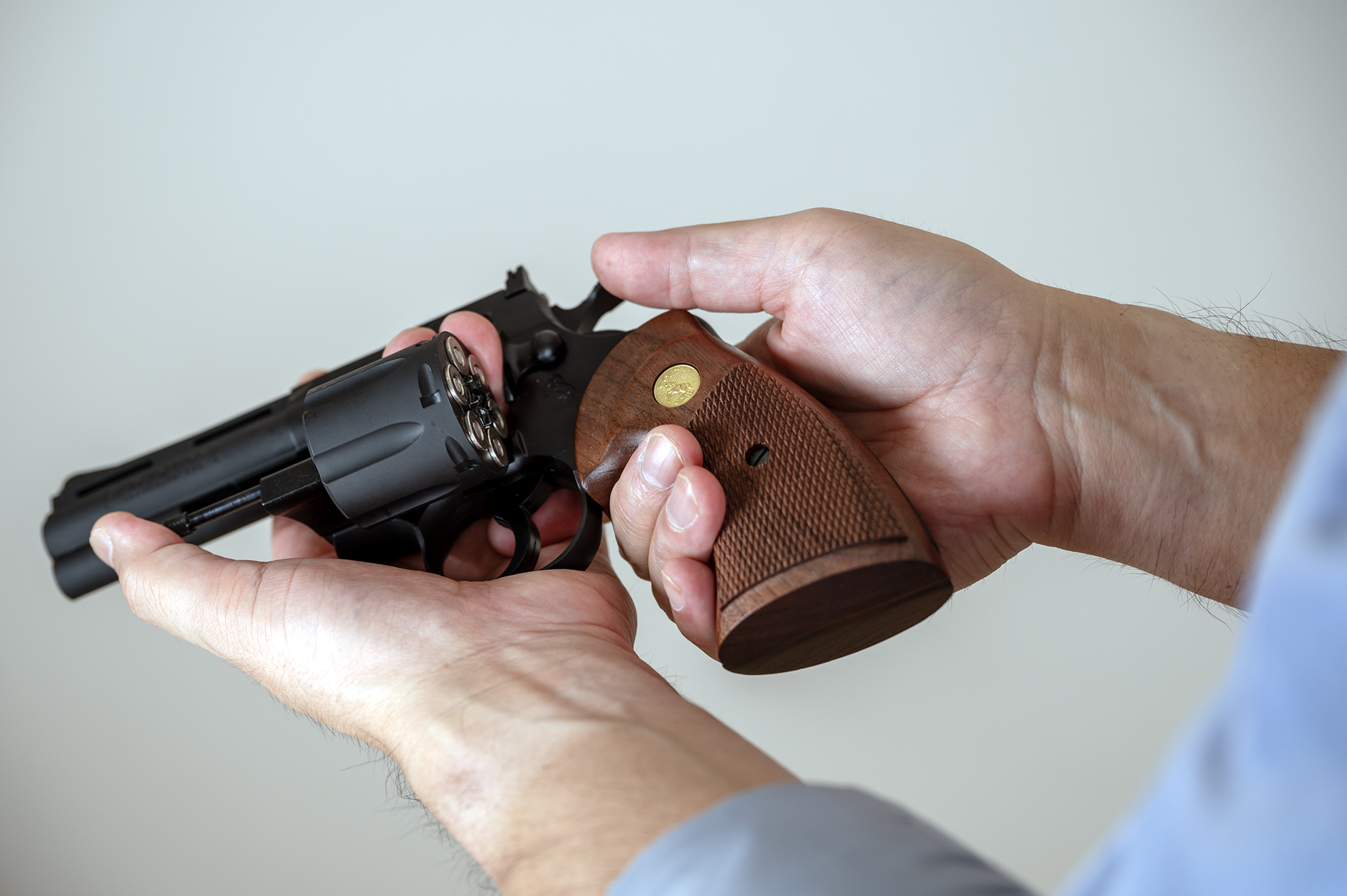 標準のプラグリップでも十分リアルだが、手に持った感じは木製ならではの感触