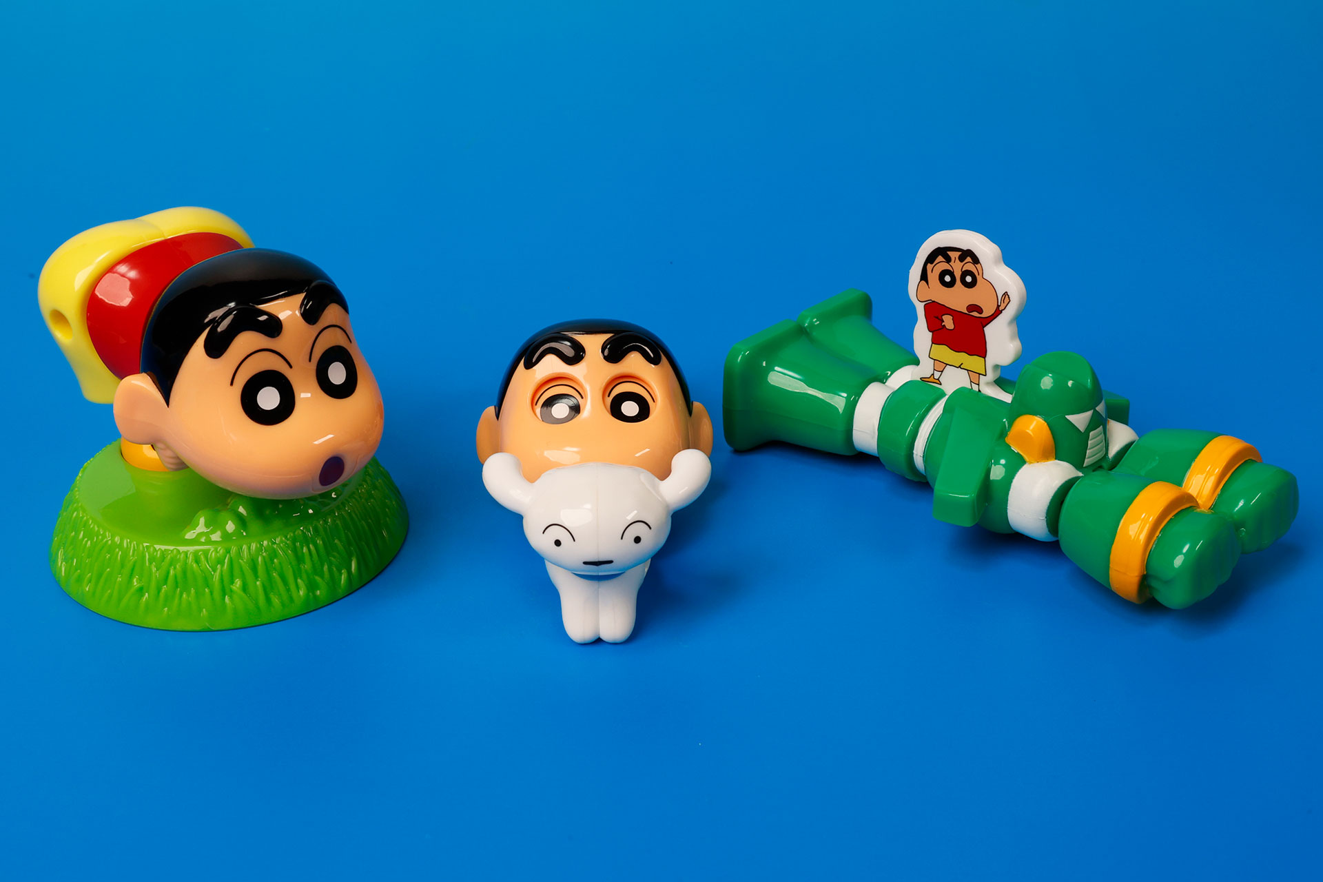 こちらが第1弾（10月20日～10月26日）のハッピーセット「クレヨンしんちゃん」に登場するおもちゃ。写真左から「おしりふりふりしんちゃん」、「シロとおさんぽしんちゃん」、「いけ！カンタム・ロボ！」