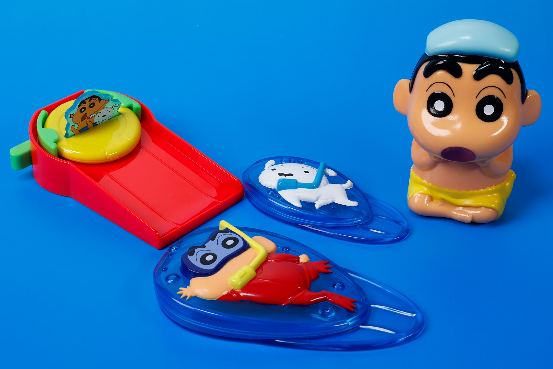 こちらが第2弾（10月27日～11月2日）のハッピーセット「クレヨンしんちゃん」に登場するおもちゃ。写真左から「とびだせ！ウォータースライダー」、「シロとシュノーケリングだゾ」、「おふろでブクブクしんちゃん」