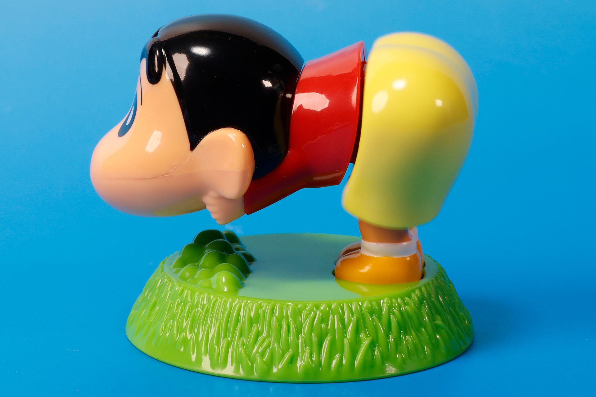 真横から見ると、どんなポーズを取っているのかよくわかる