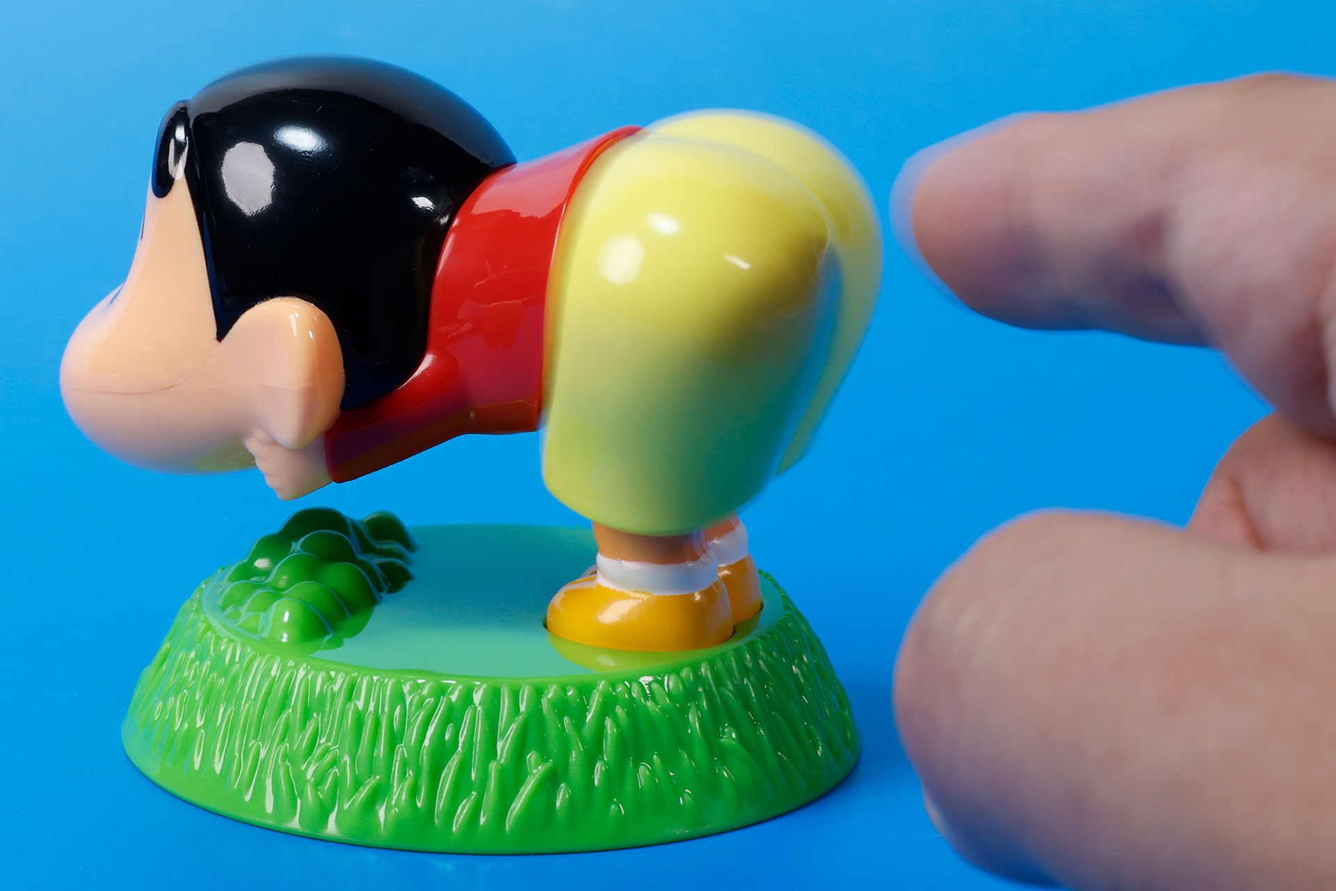 お尻を指で弾いて遊ぼう