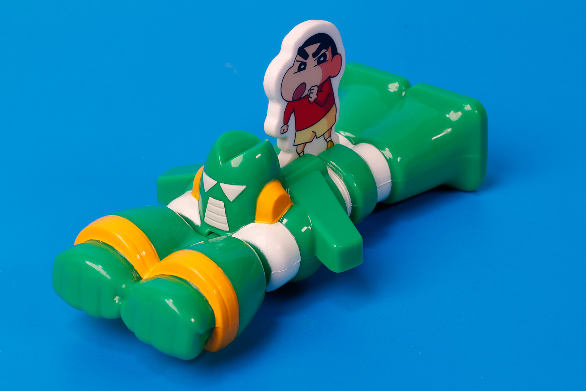 空を飛ぶような姿をしたポーズをしている