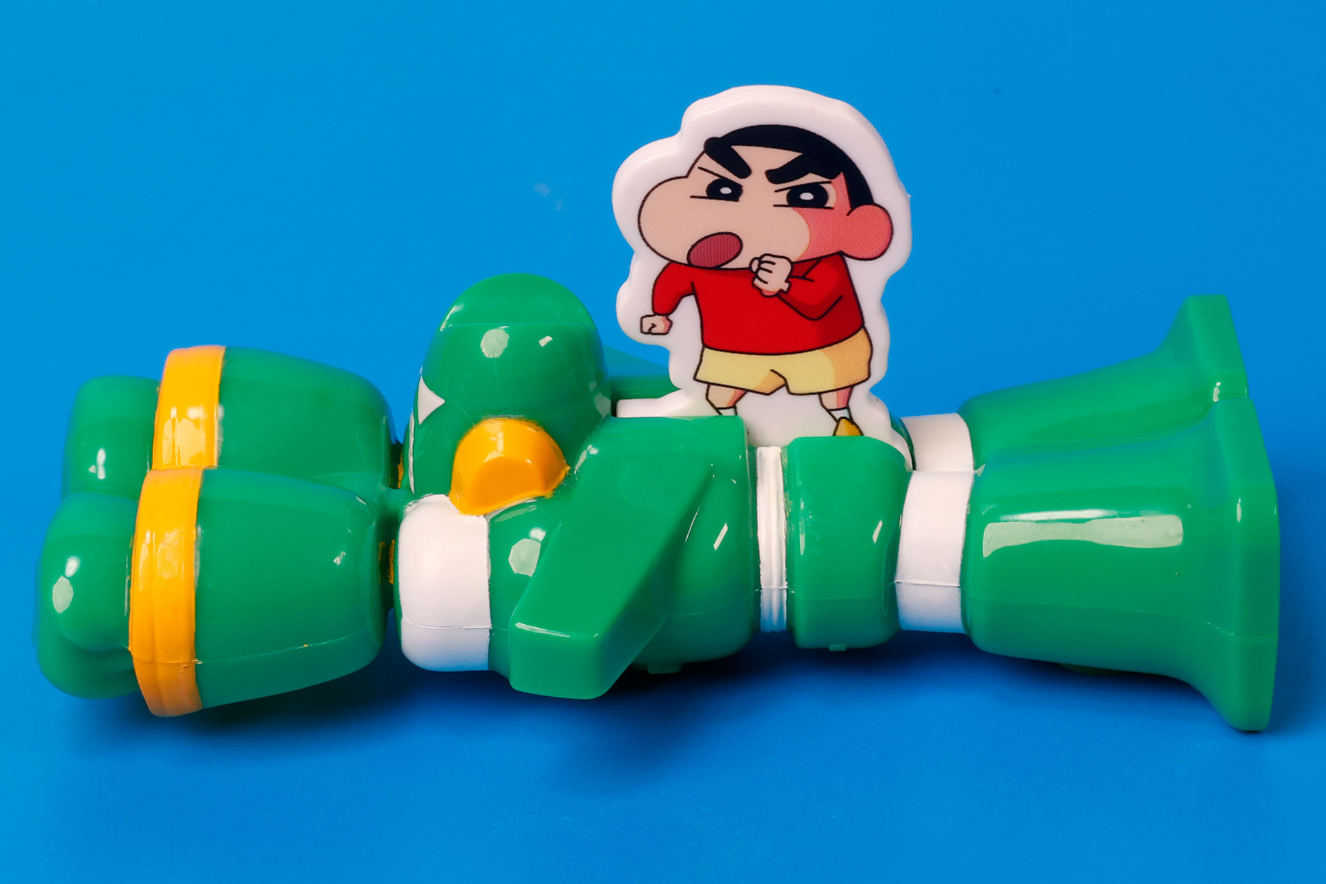 ロボの背中には、これまた勇ましい姿のしんちゃんが！