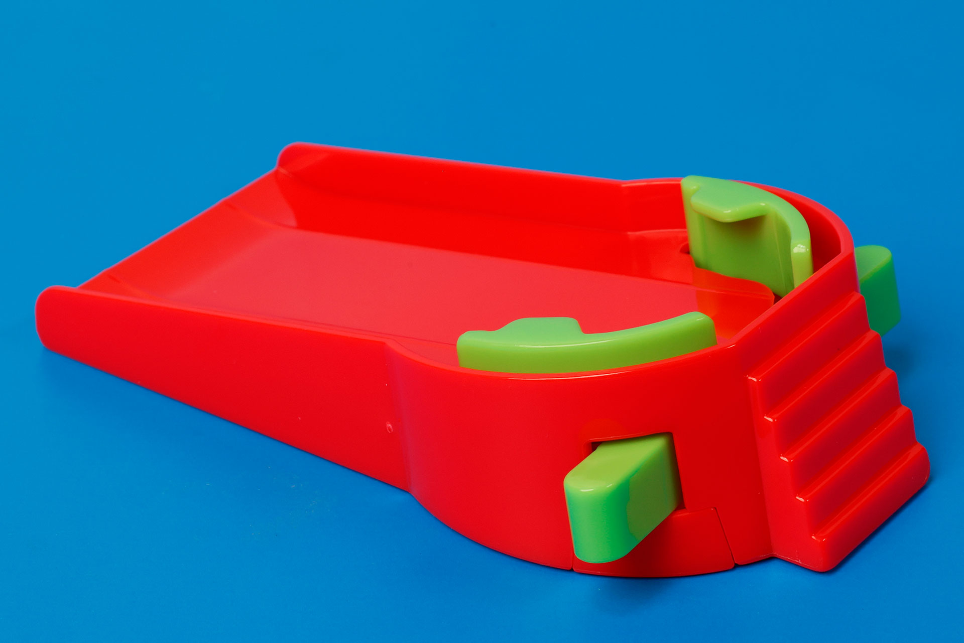 赤い色に緑色のボタンが映えて見える