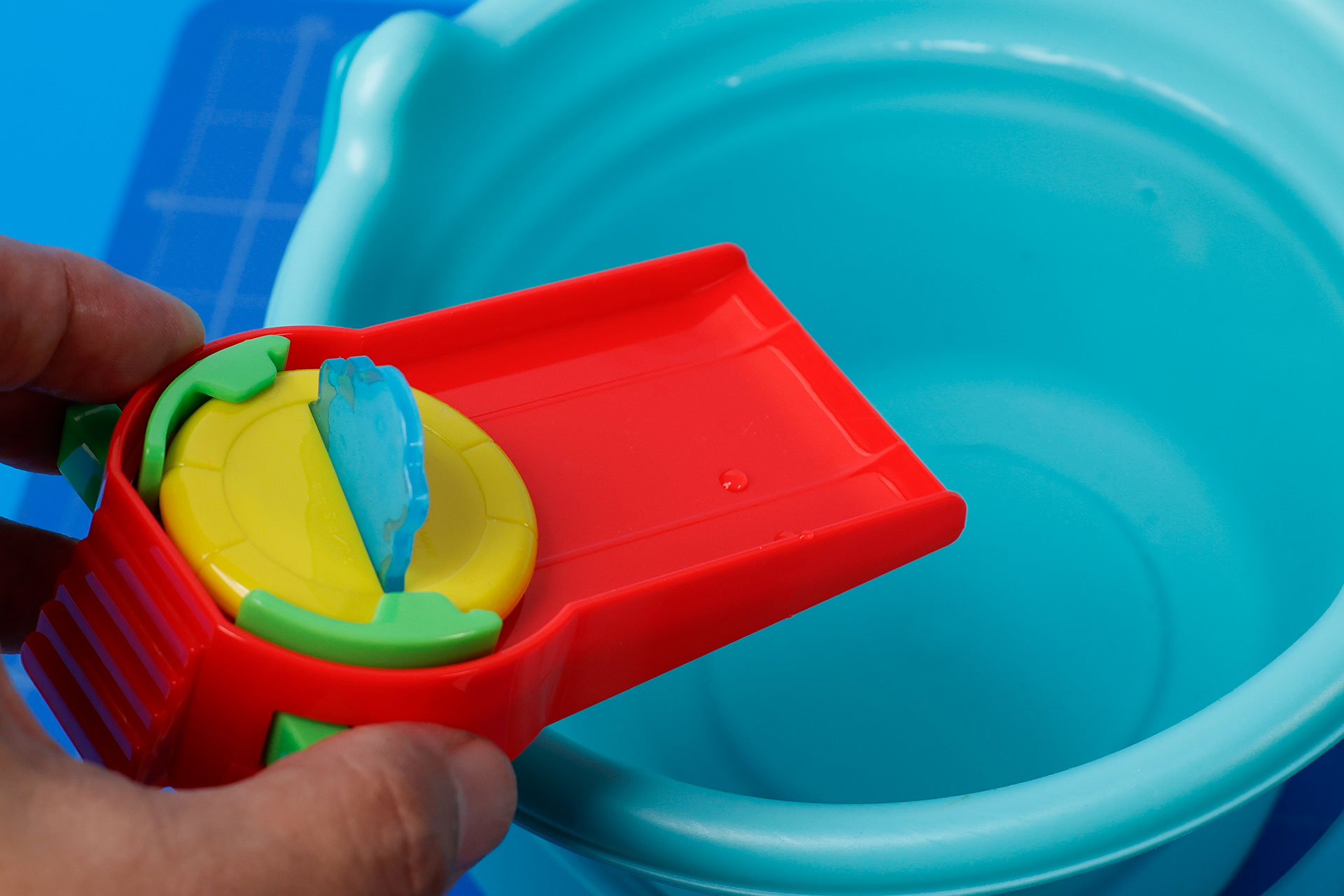 遊ぶときは緑色のつまみを押そう