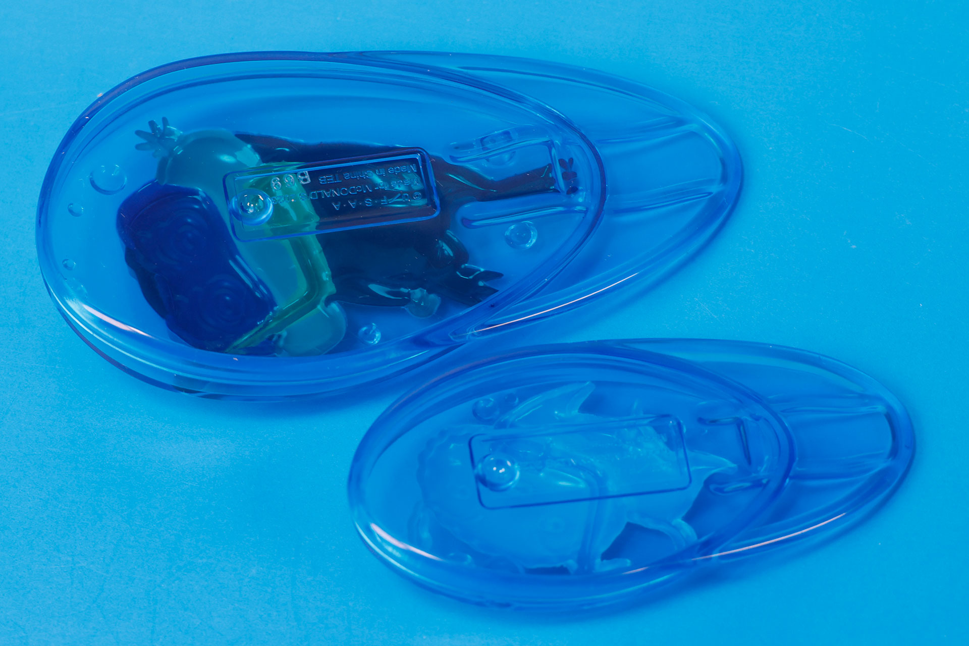 底面側から見たところ。青いクリアパーツが採用されており、水の中に溶け込みそうである