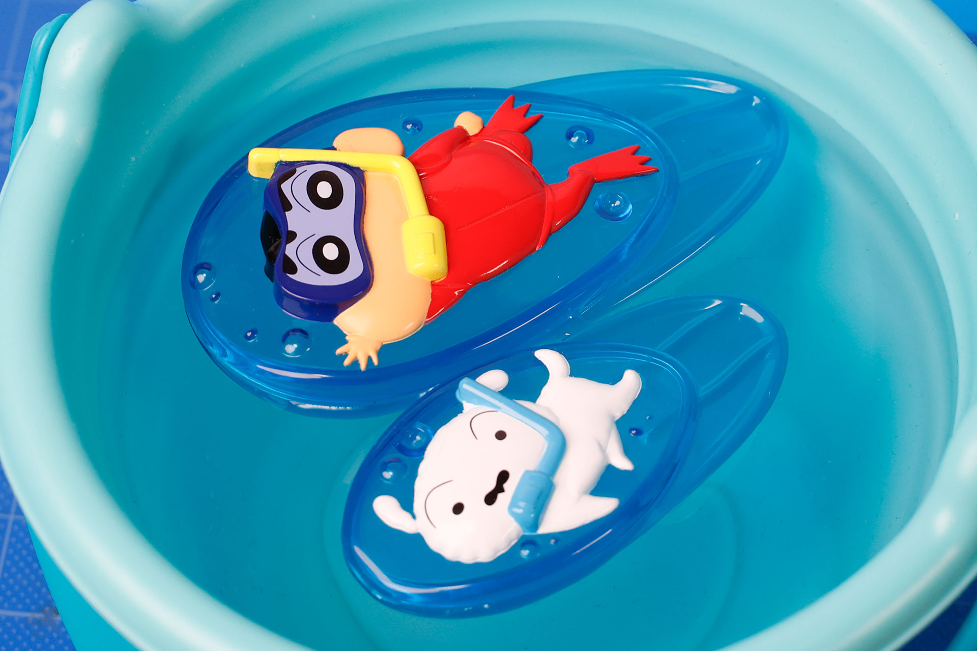 何もしなくても、水の上に浮かべることができる