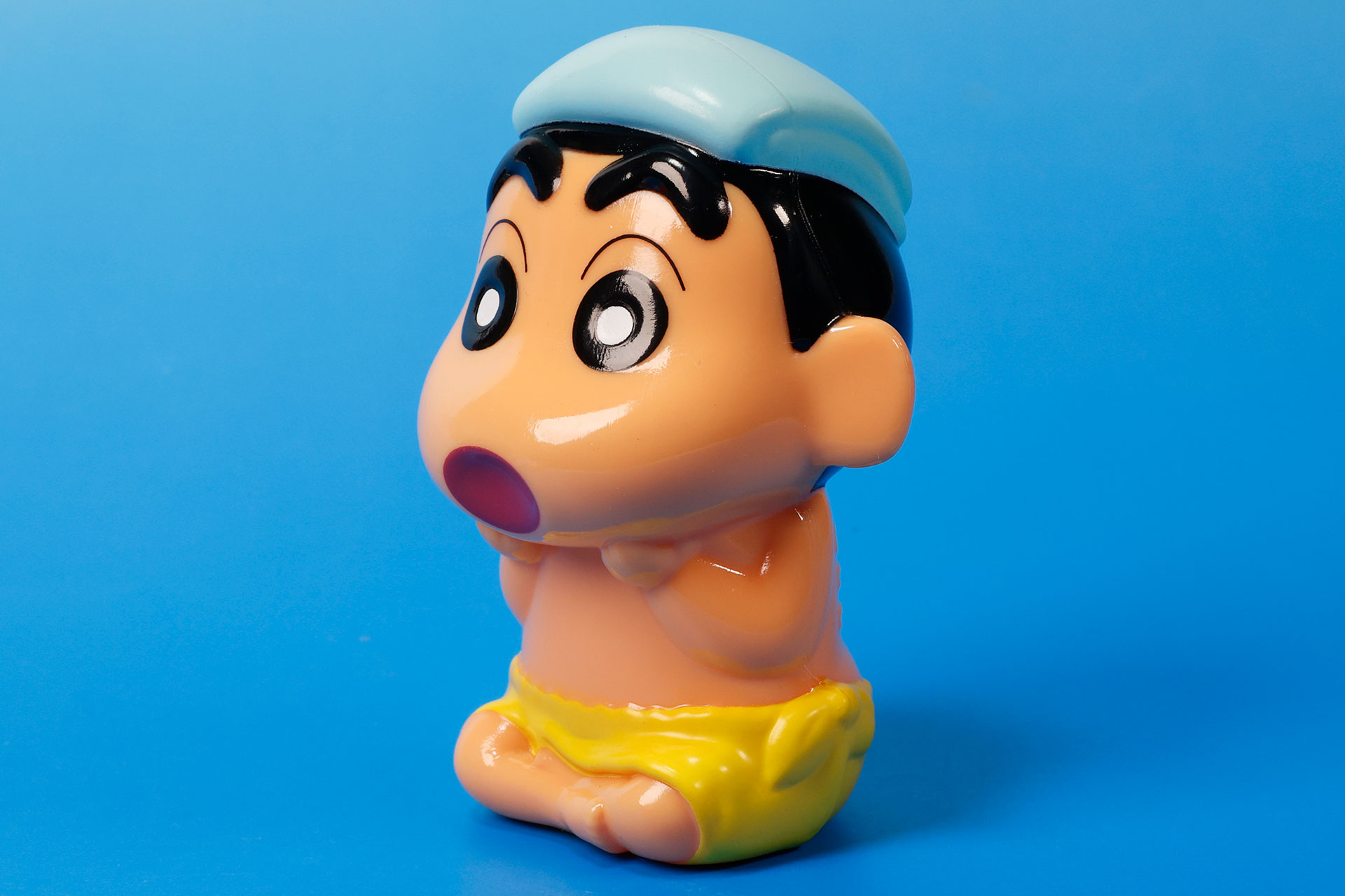 お風呂のシーンを再現するように、頭の上にはタオルが載せられている