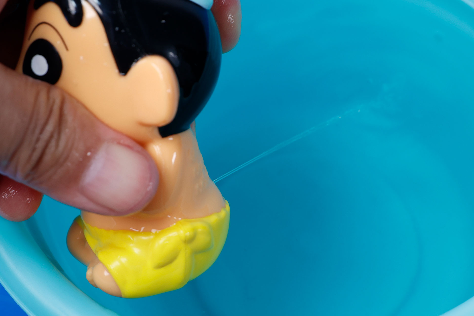 水を入れた後、しんちゃんの体を押すとお尻から水が飛び出す！