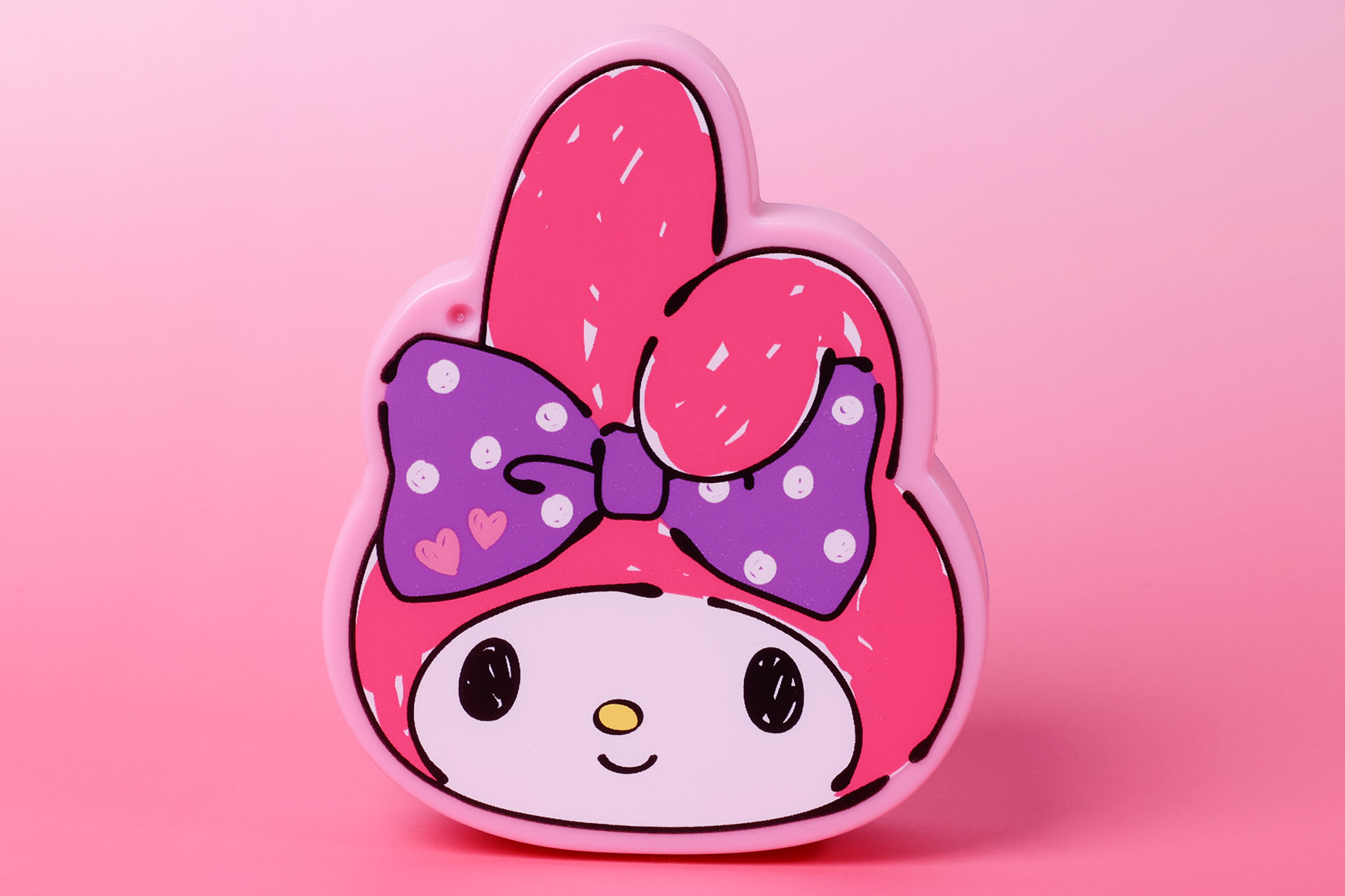 ケースはマイメロディの顔が大きく描かれている