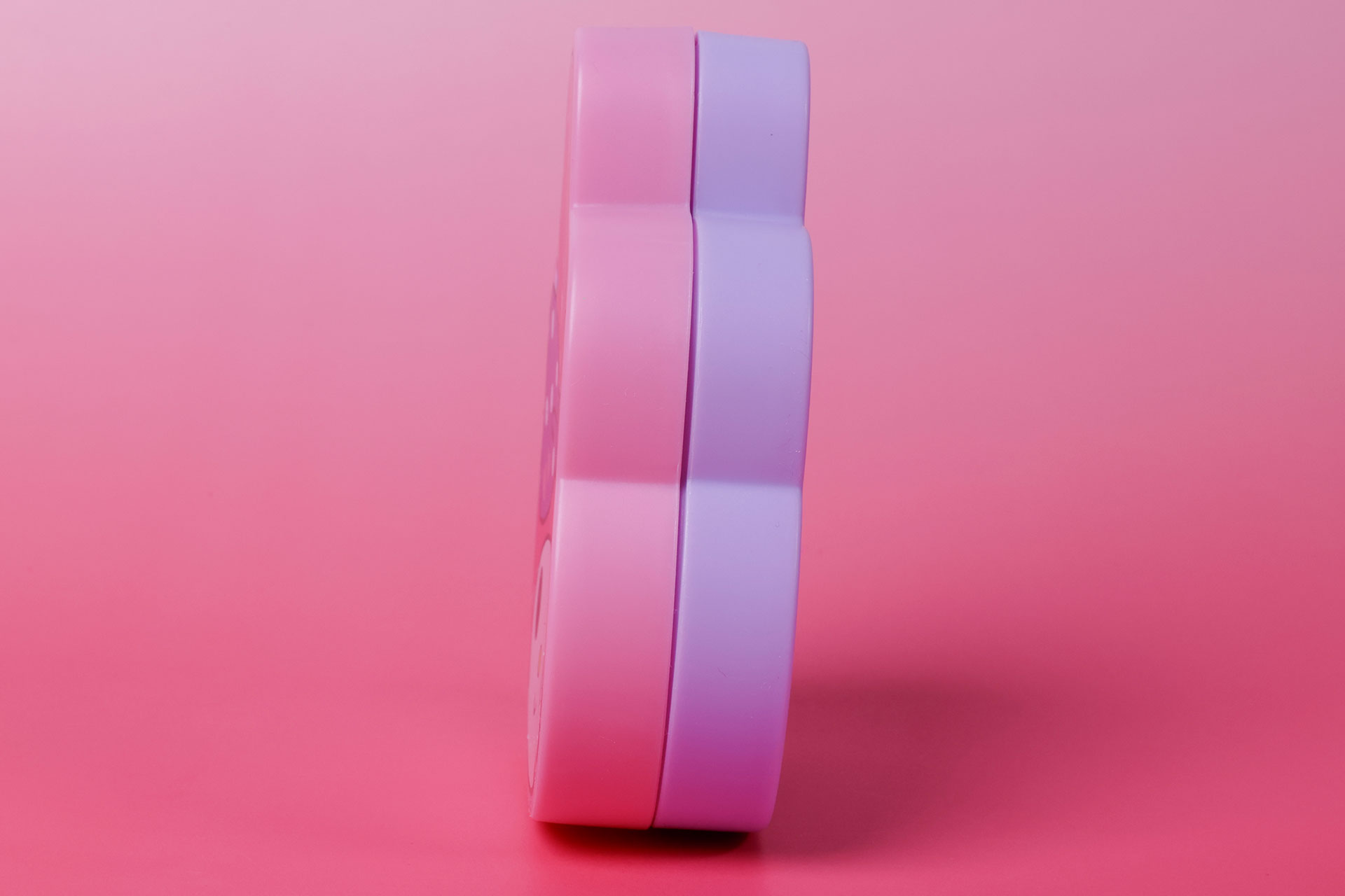 ピンク色と紫のツートンカラーだ