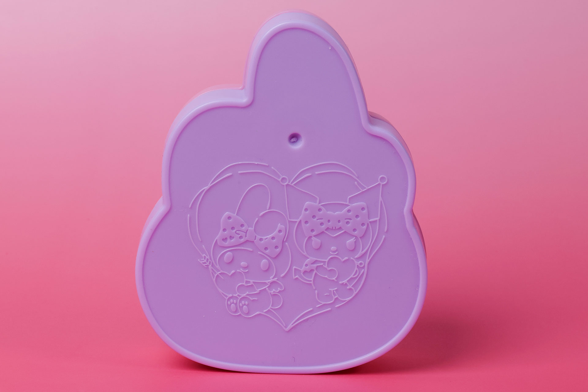 ケースの裏面にもイラストが刻印されている