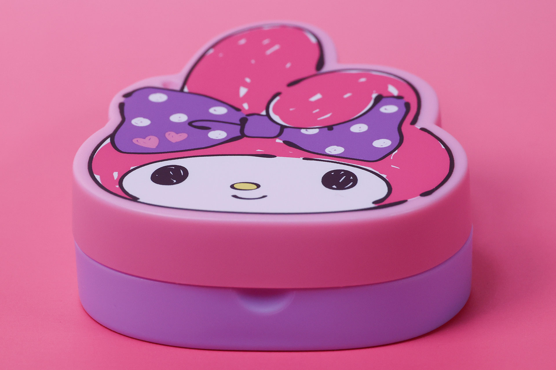 ケースの底面部分には、明けやすいように凹みが付けられている