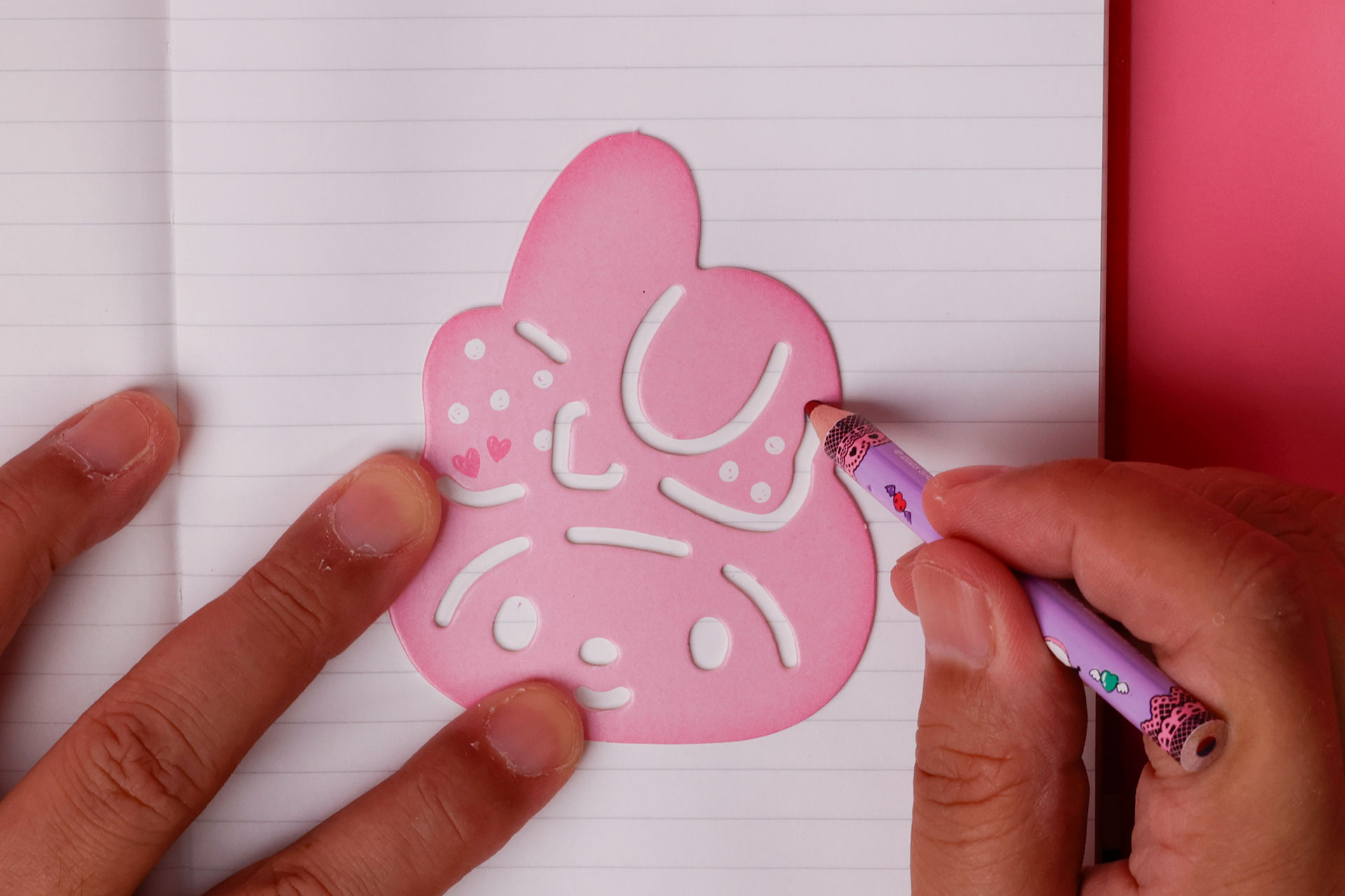 ステンシルはなぞる事で絵を描くことができる