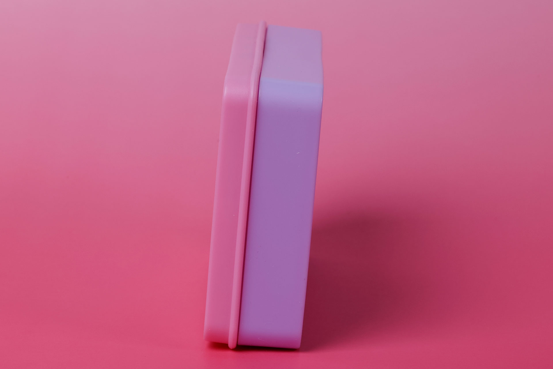 他のおもちゃ同様にピンクと紫を基調にしたツートンカラーになっている