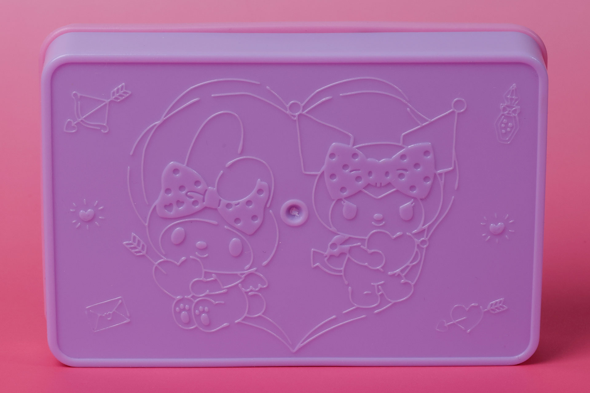 こちらがケースの裏面に描かれているイラストだ