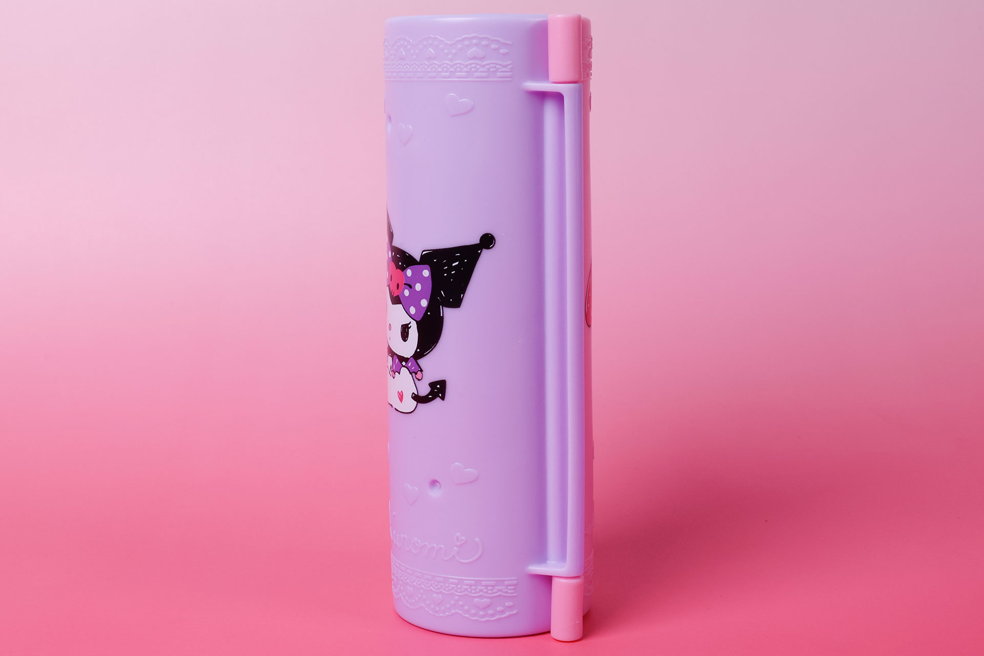 クロミのイラスト以外にも、細かいデザインが刻まれている