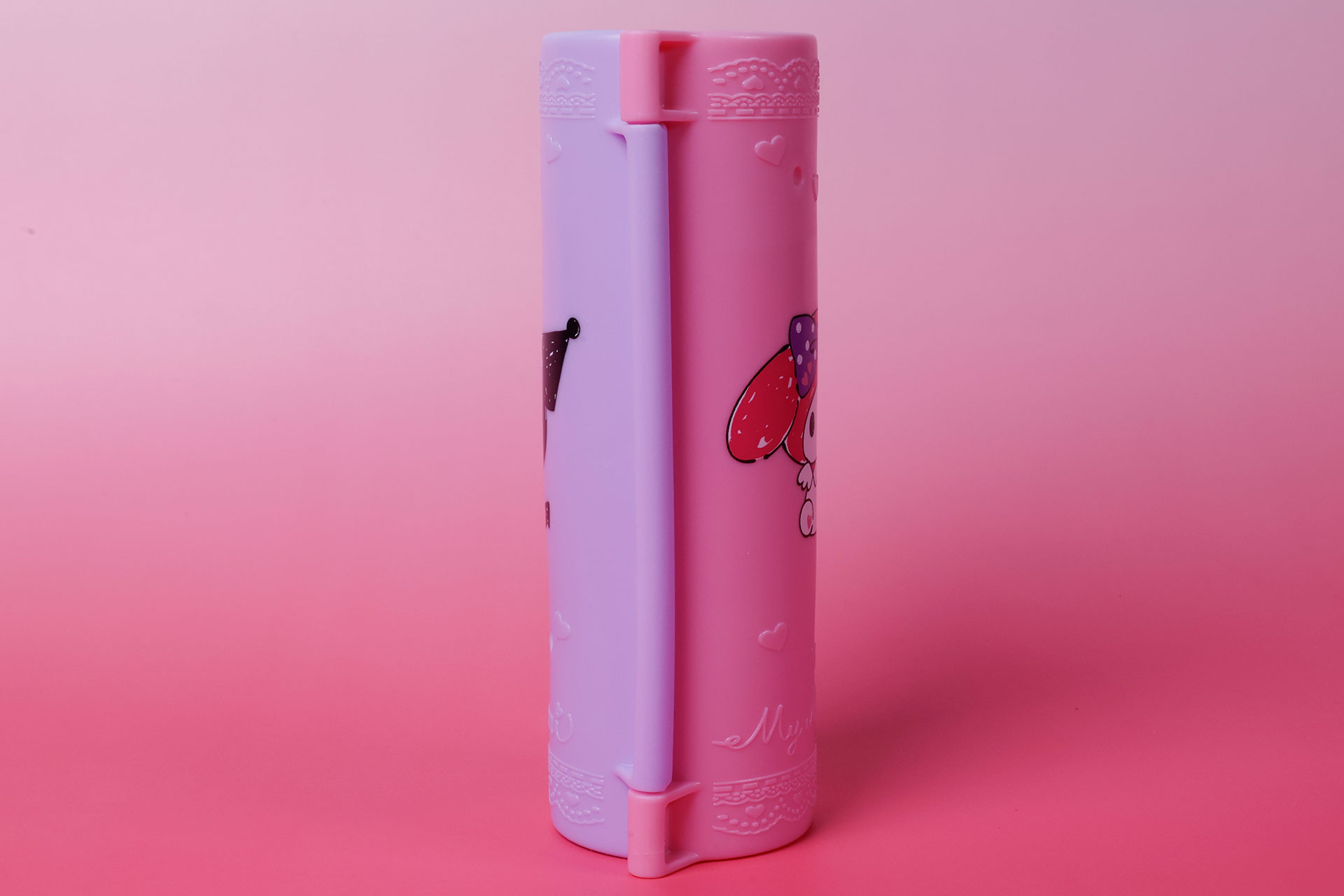 ふたを止めている部分は、少し出っ張りがある