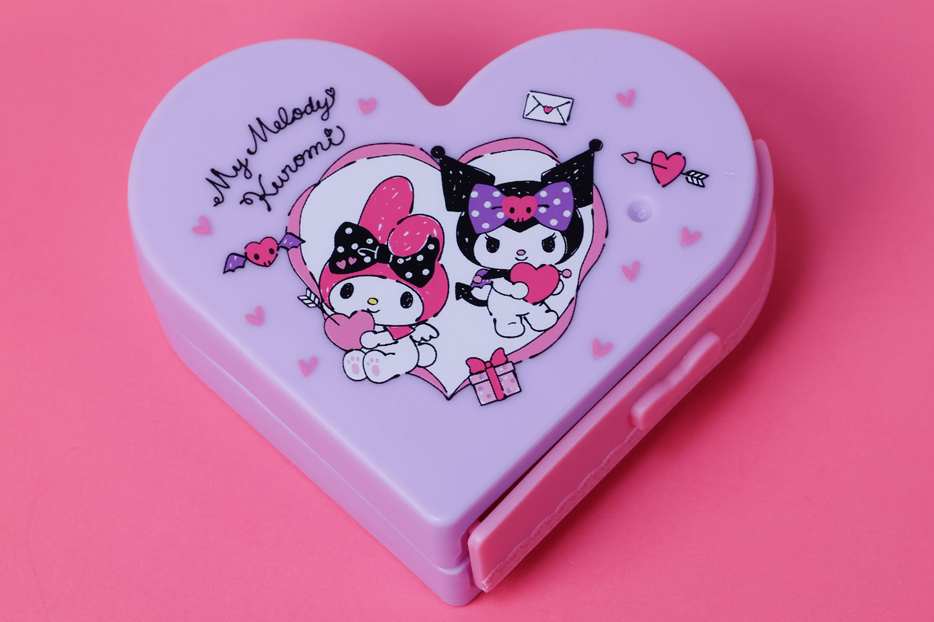 アクセサリーケースにはマイメロディとクロエのイラストが描かれている
