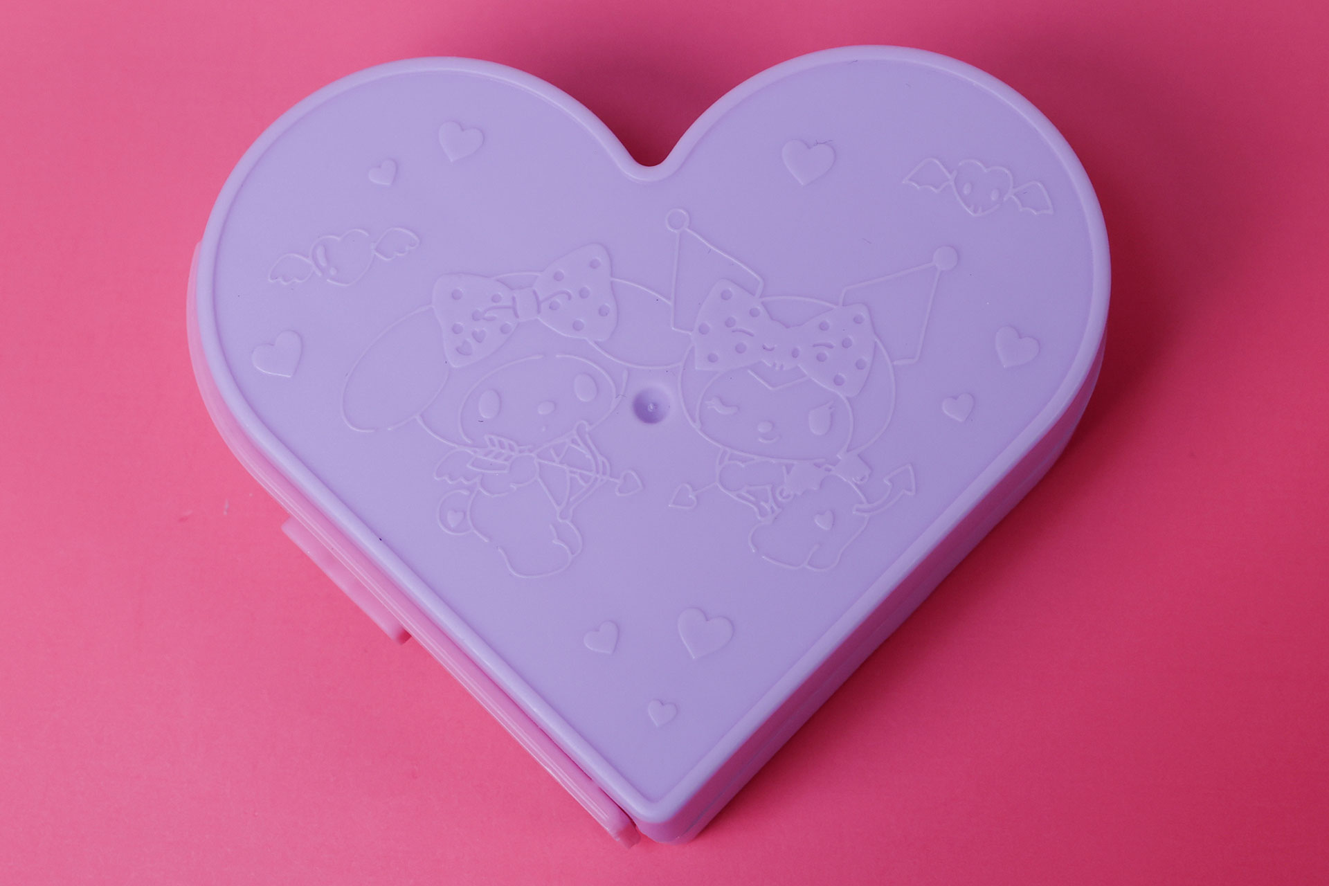 こちらはケースの裏面に描かれているイラスト