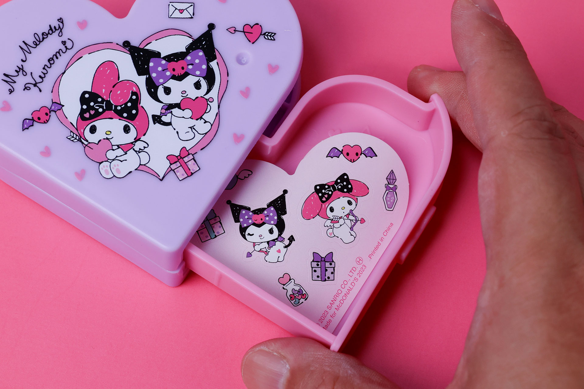 ケースの引き出しは指で開けることができる