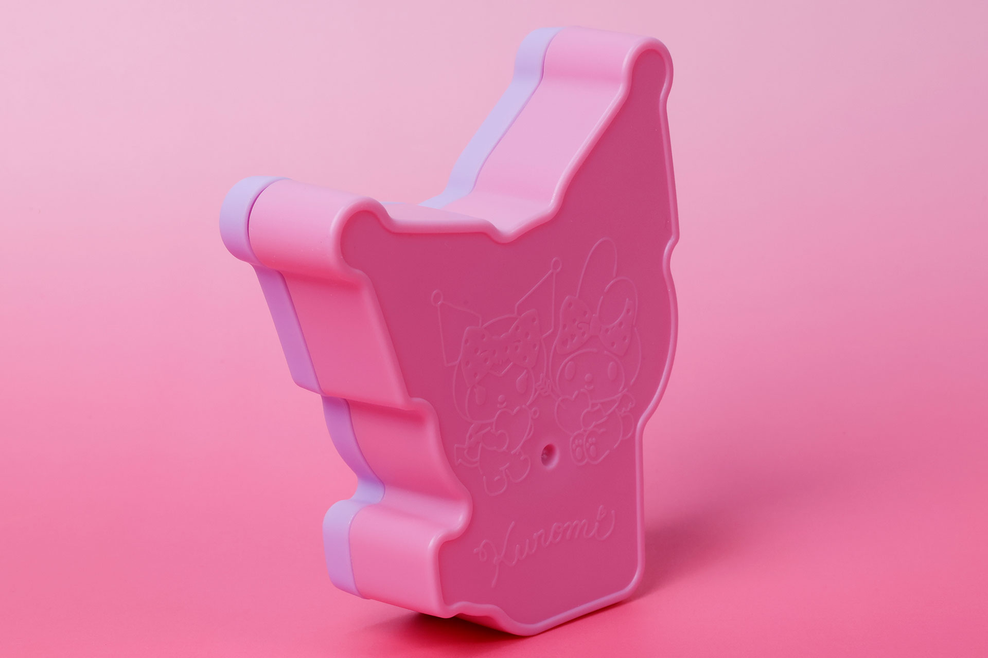 若干底側の方が厚めになっている