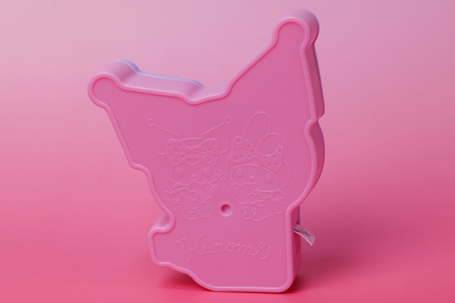 背面側もイラスロが描かれている