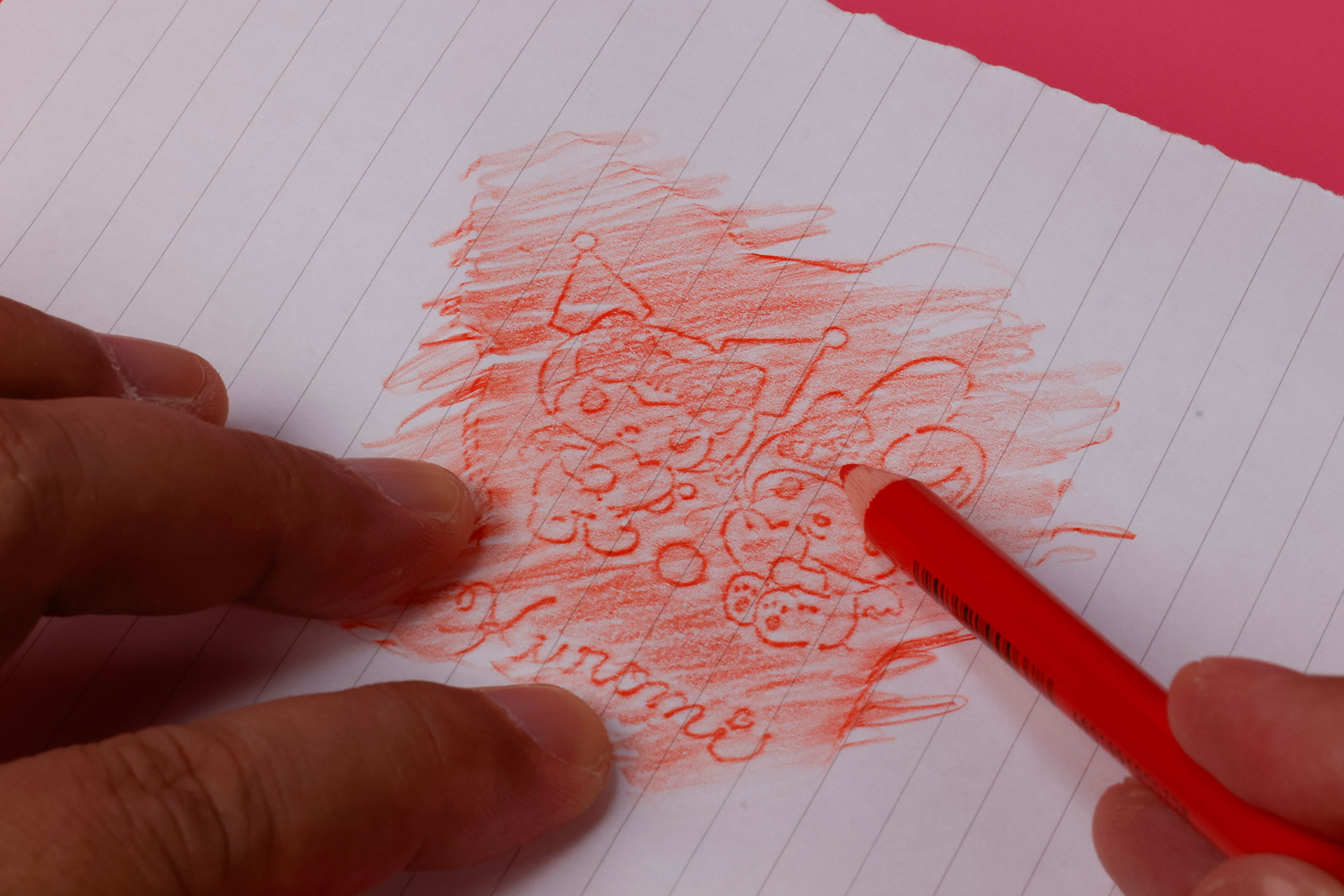 これはほかのおもちゃとも共通しているが、ケースの背面側に描かれたイラストの凹凸を利用して、ペンで絵を浮かび上がらせることもできる