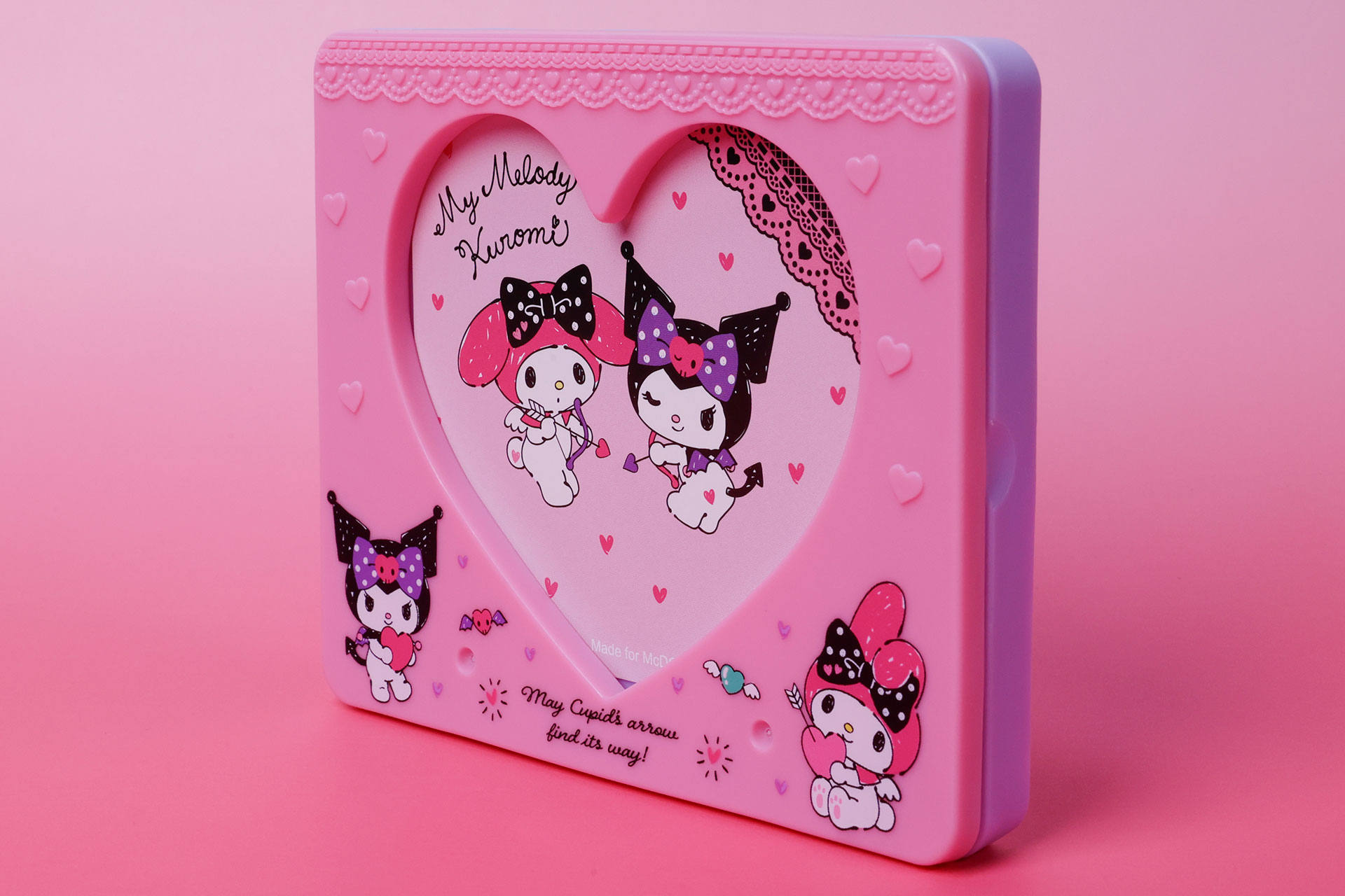 カードや写真以外にも、紙のような薄いものなら入れて飾ることができそうだ