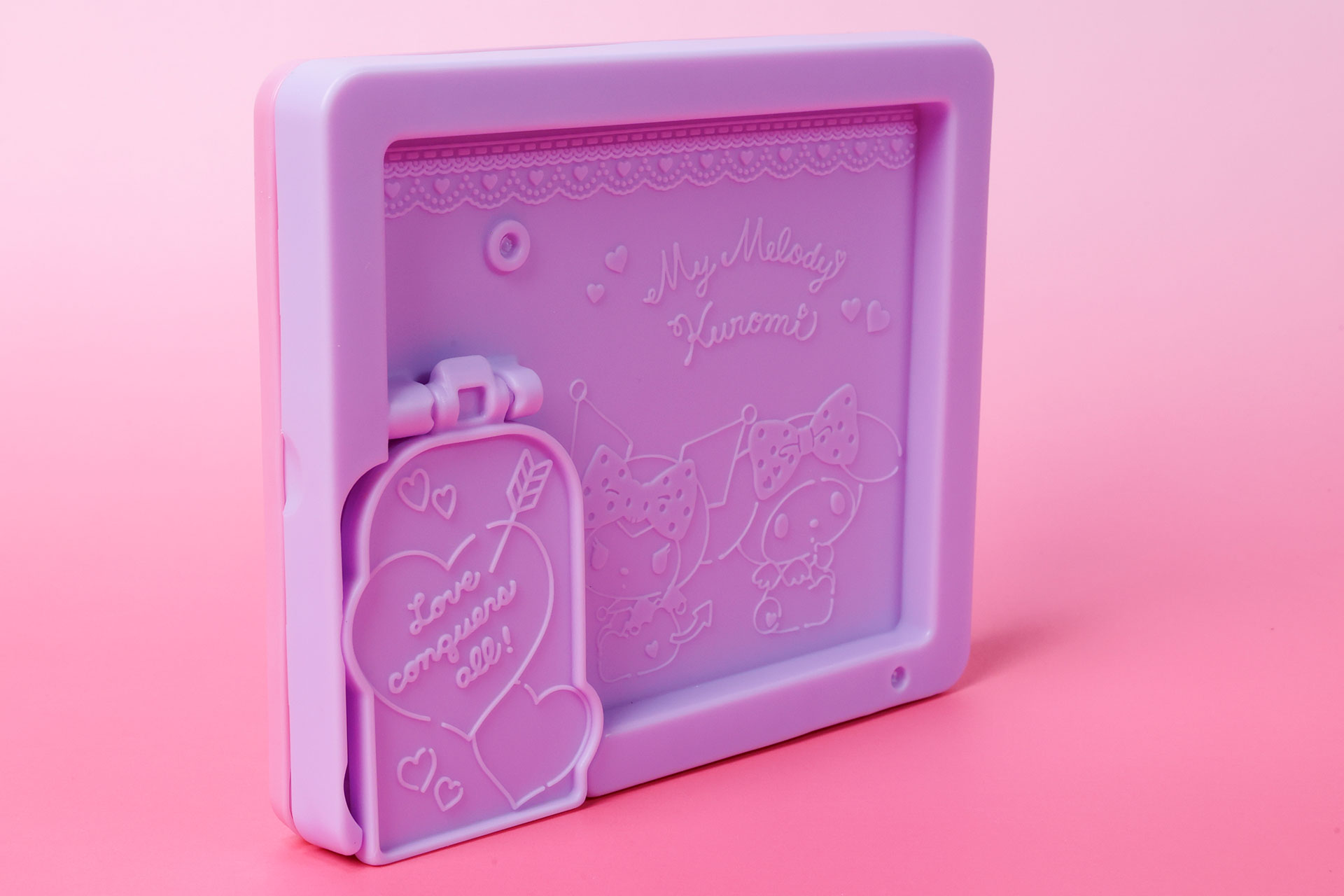 背面側もかなり賑やかだ