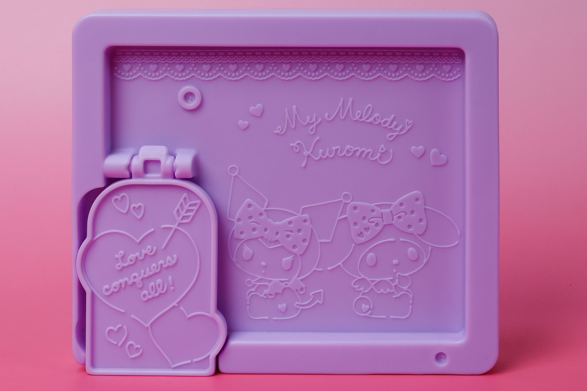 こちらは背面側に描かれているイラスト