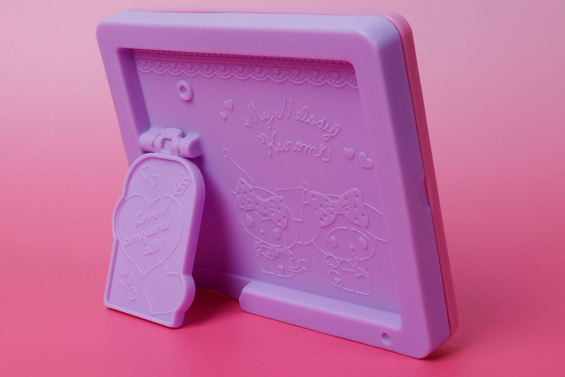 飾るときは、このようにスタンドを動かしておこう