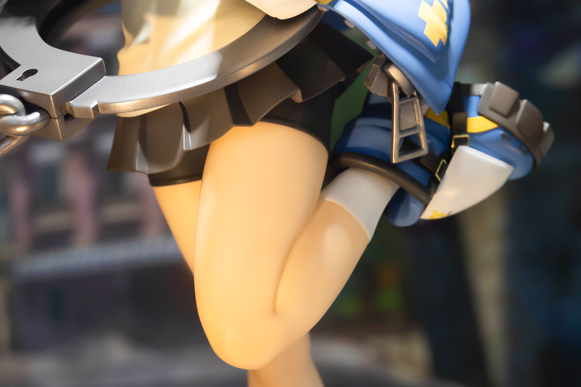 スカートから伸びた太もももまぶしい！