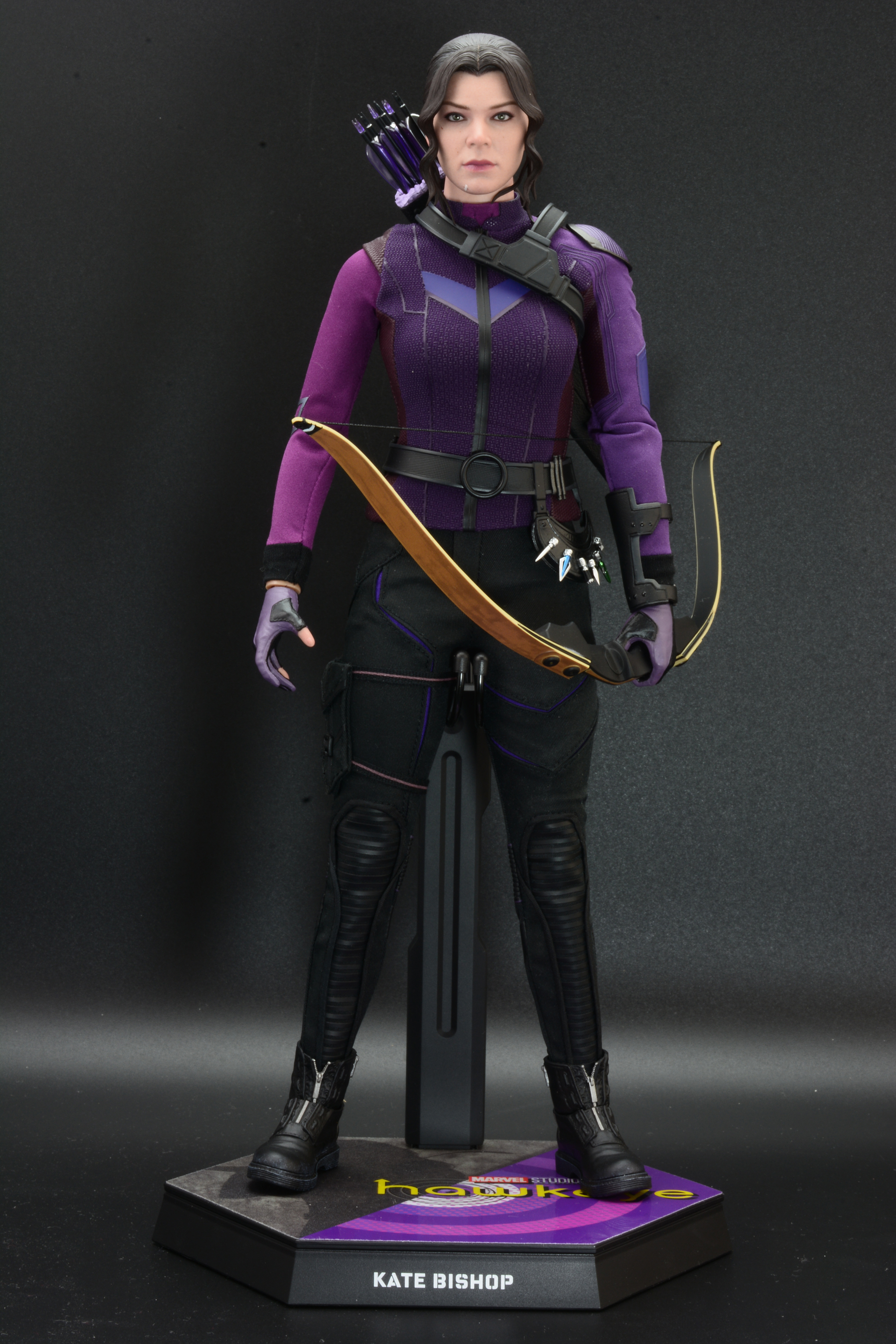 服の質感と細かな表現、フェイスの再現度など他のアクションフィギュアとはひと味違う再現度である