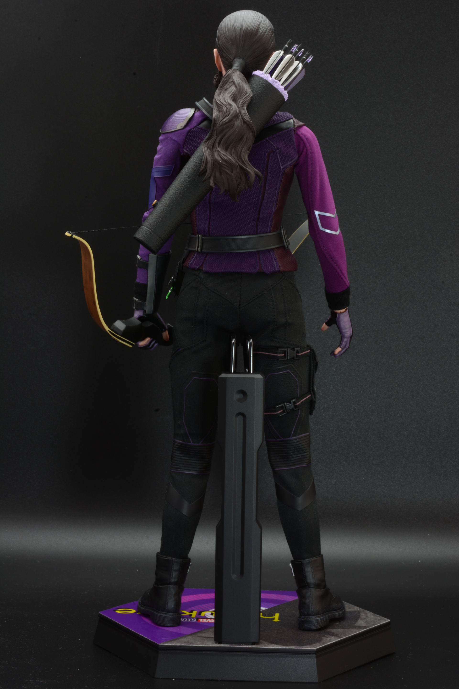 服の質感と細かな表現、フェイスの再現度など他のアクションフィギュアとはひと味違う再現度である