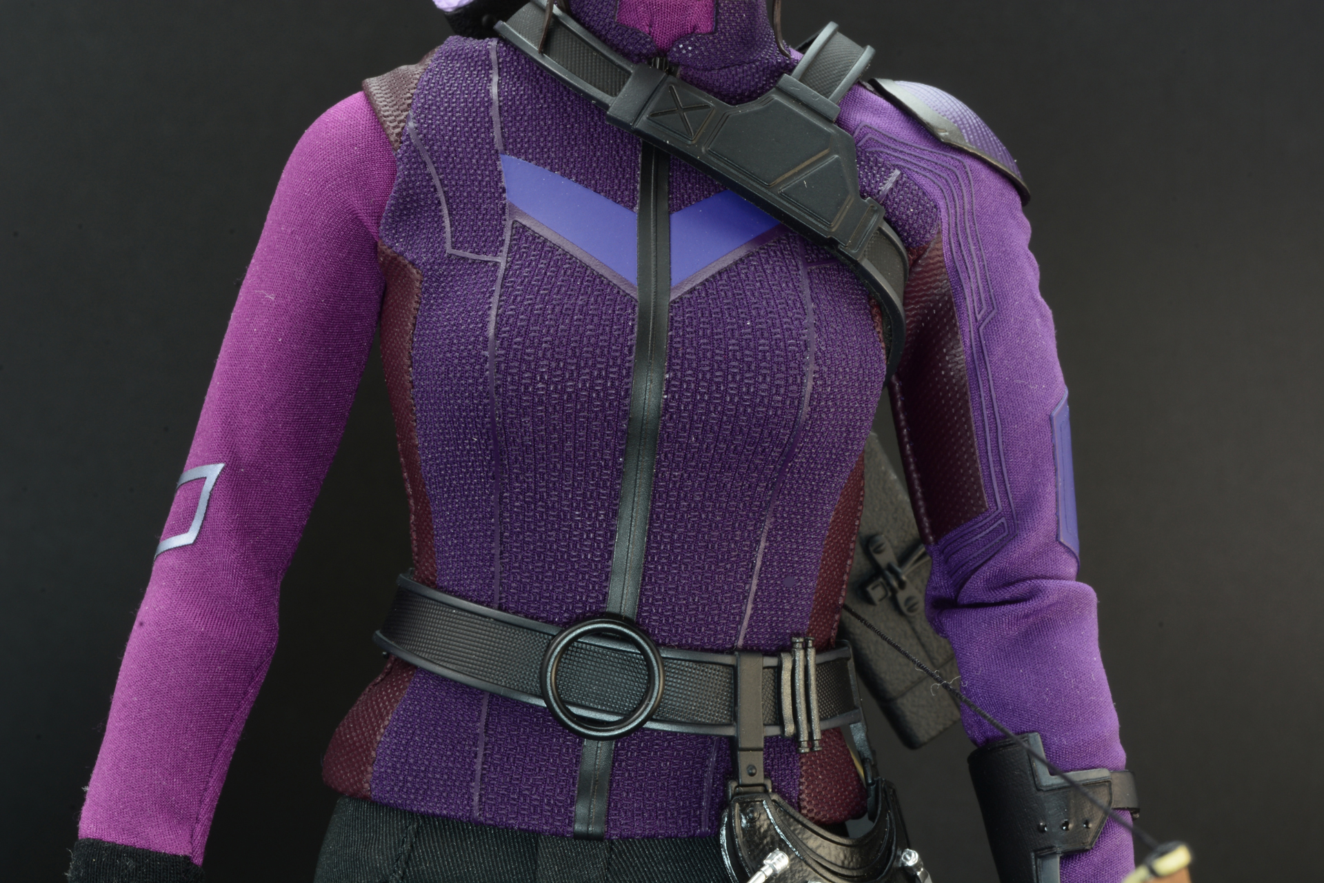 スーツは異なる素材が使われていることが確認できるほど細かく表現されている。映画で使われたスーツを目の前にしているかのようなリアリティがある