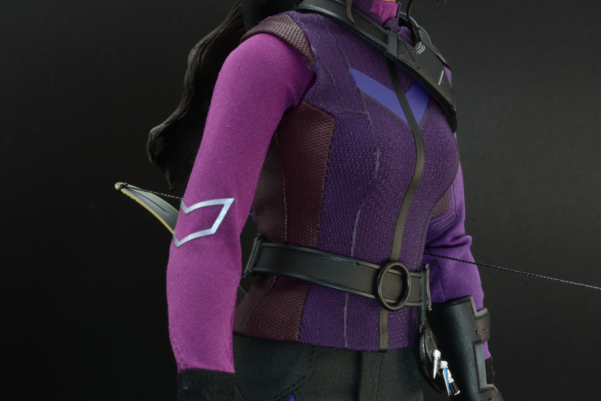 右腕は薄い素材。弓を引き絞りやすくなっている