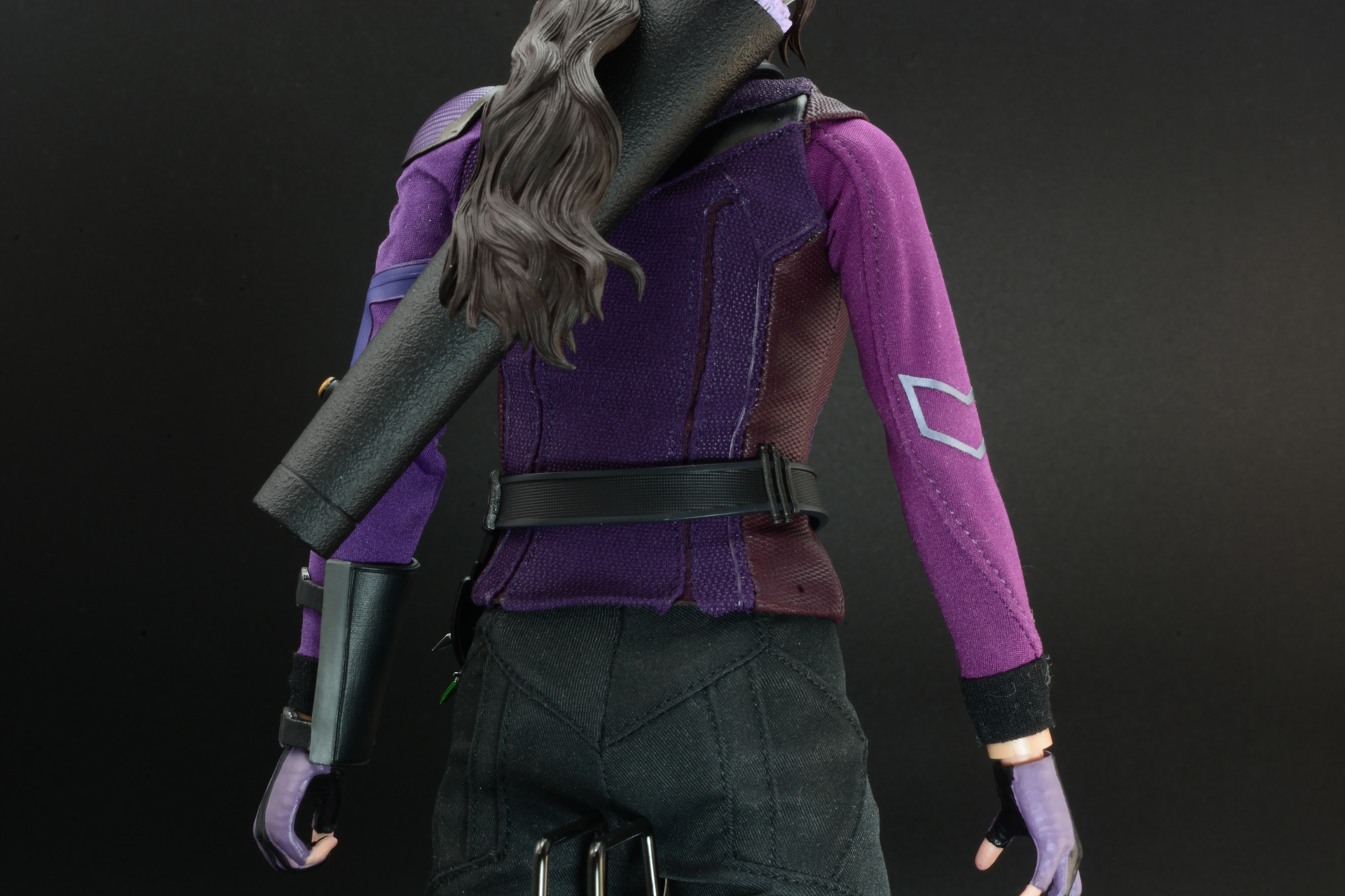 背中。ズボンはミリタリーテイストが感じられる