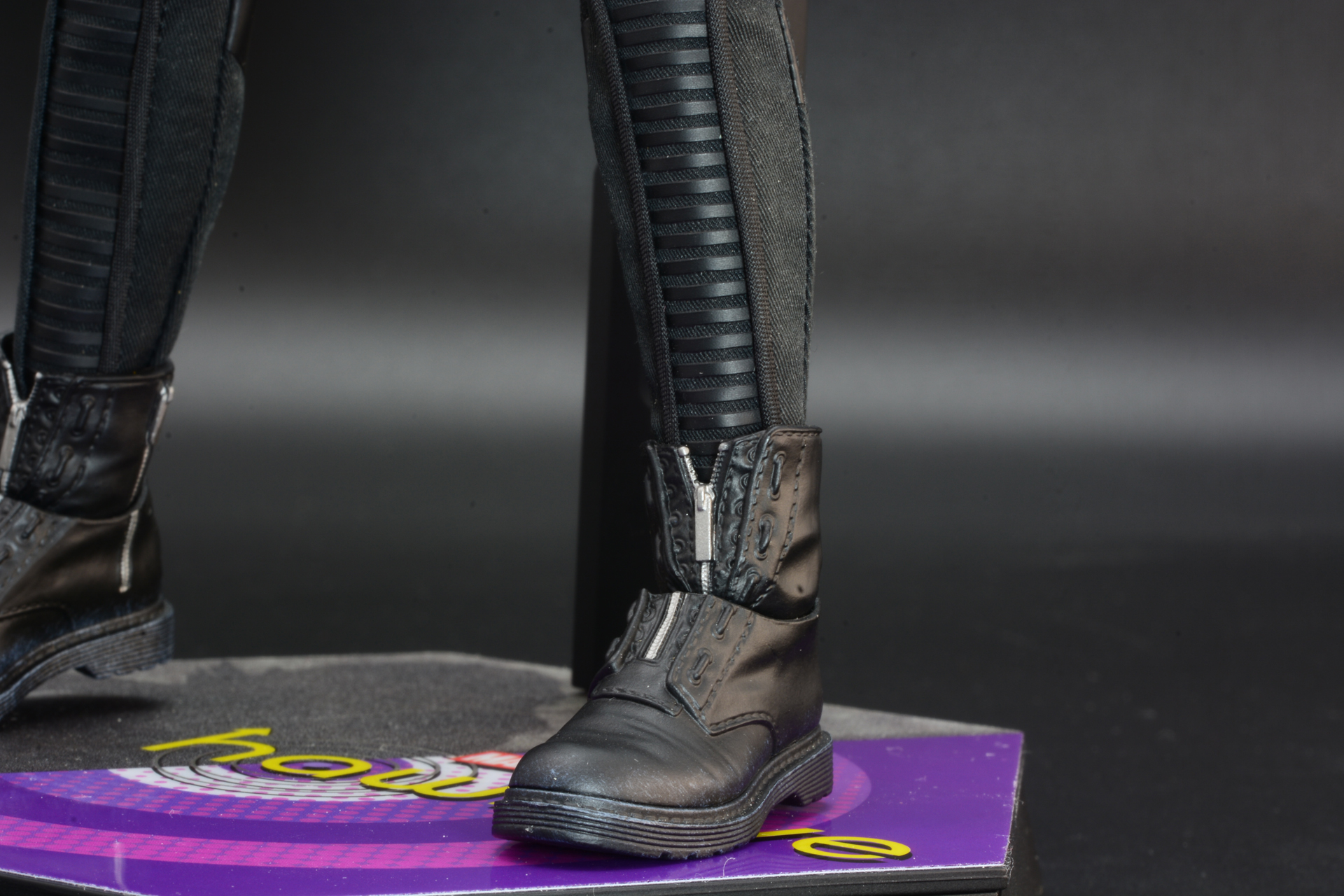 ブーツはフィギュアとしての可動を重視したアレンジが加えられている