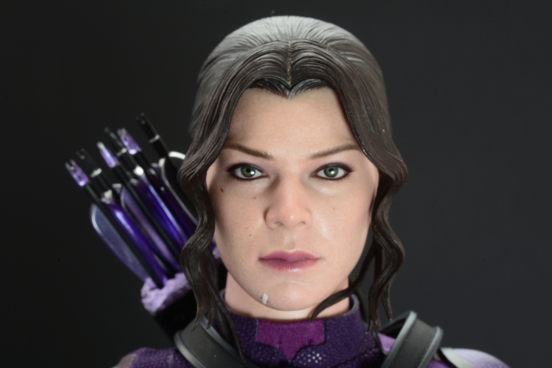 映像でのケイトは柔らかな表情でもっと子供っぽい感じだが、フィギュアはかなり凜々しく美人顔だ