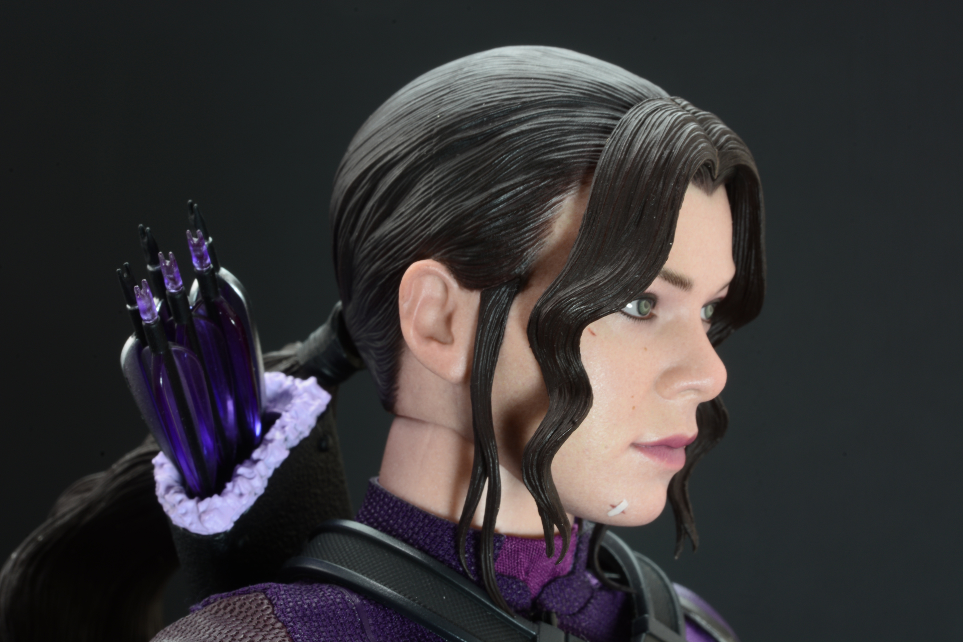 右顎は傷に絆創膏が貼られている。劇中そのまま、傷を隠すのではなく、傷口を閉じるように垂直に貼られている