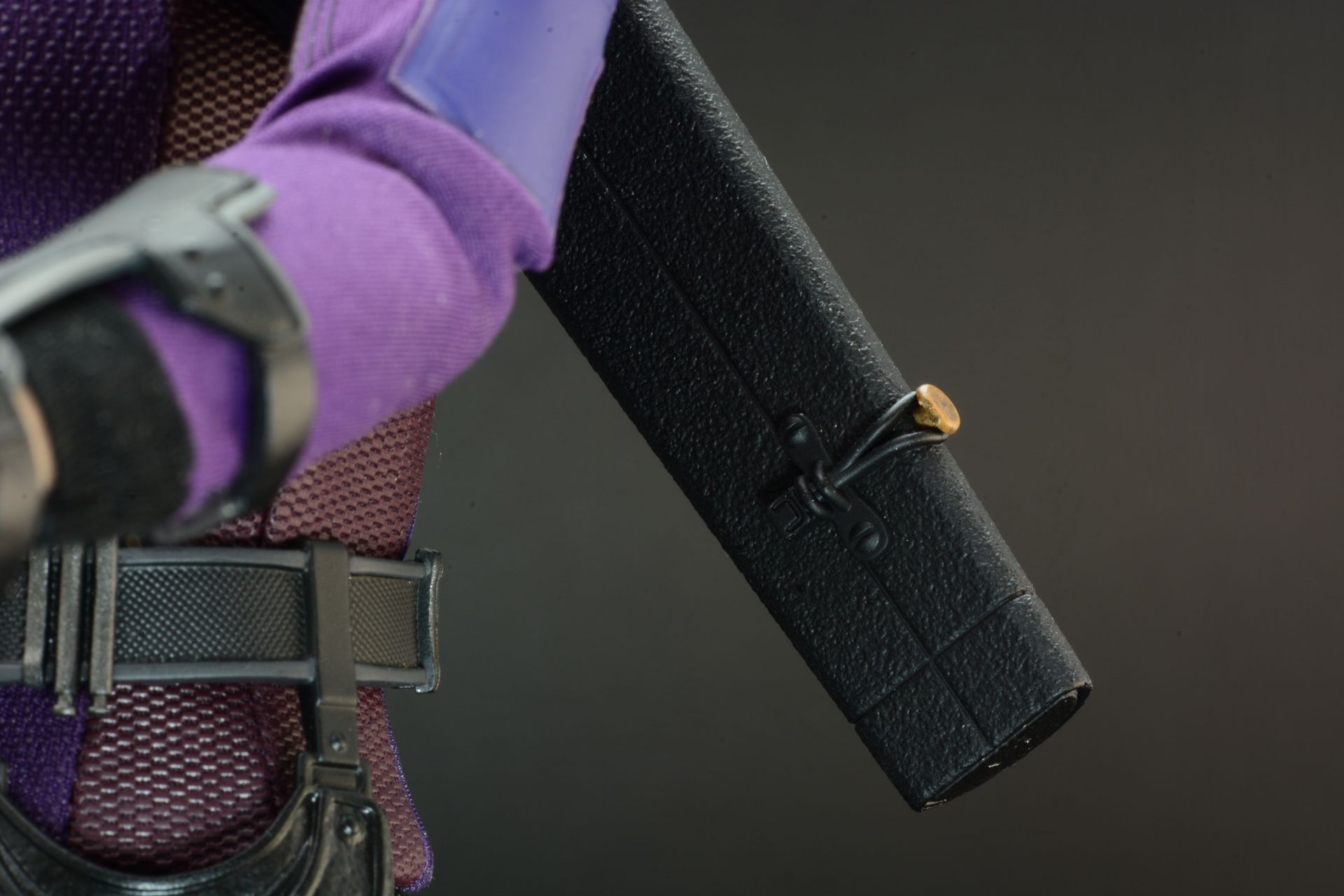 金具。この紐を外せば矢筒が分解できそうだ。本物の矢筒にもありそうな部品だ