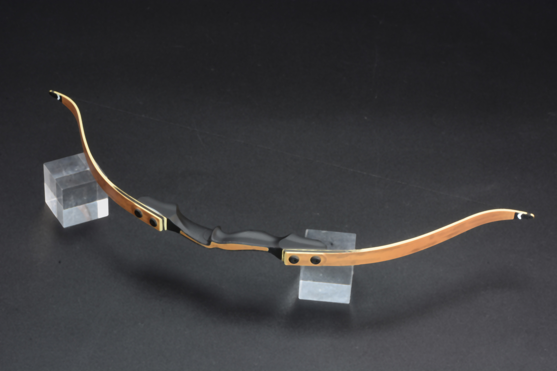 実際に競技で使われていそうなリアルな弓。素材の違いもきちんと塗装で表現