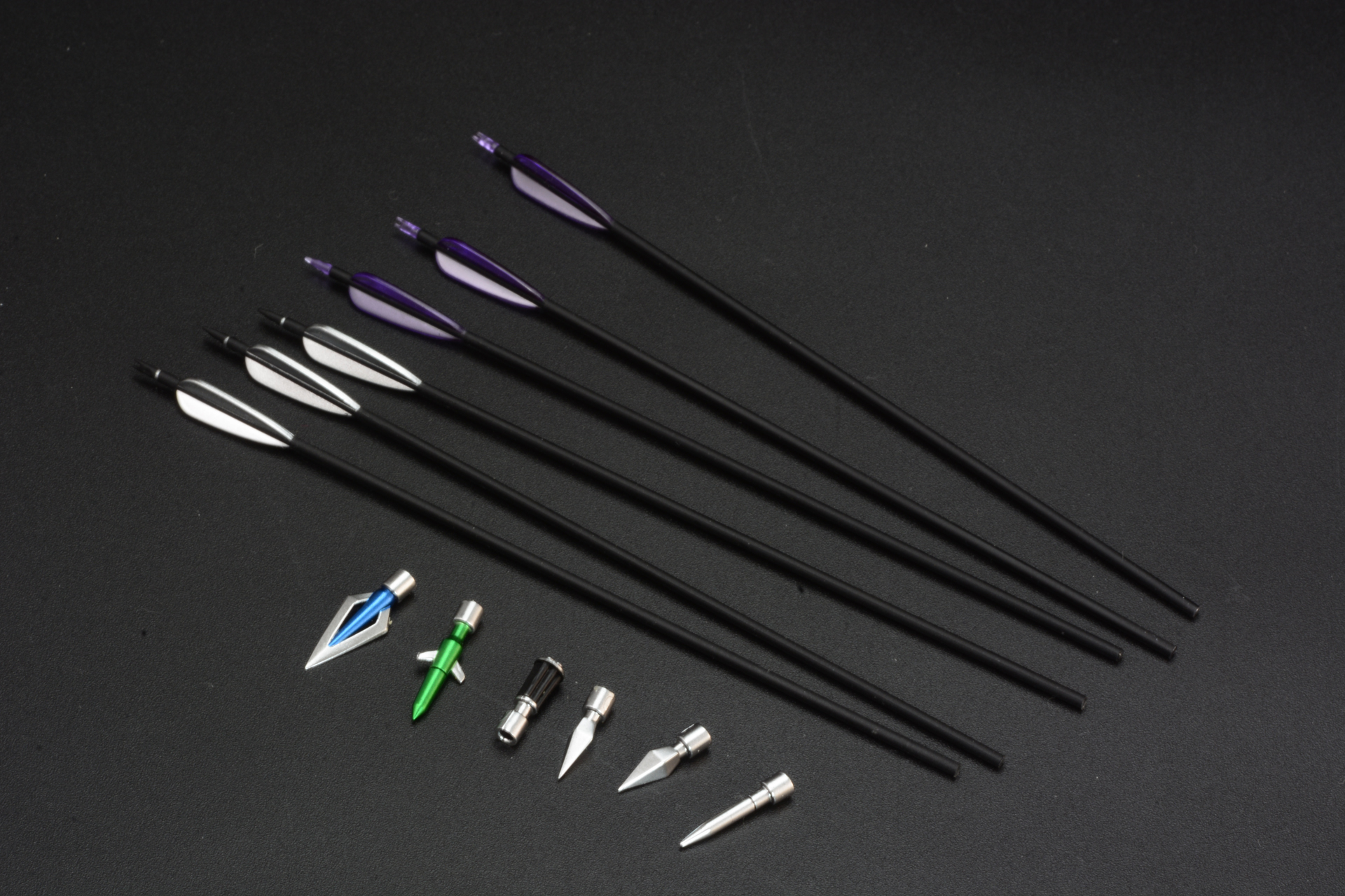 2種類のシャフト、矢尻は5パターン用意されている