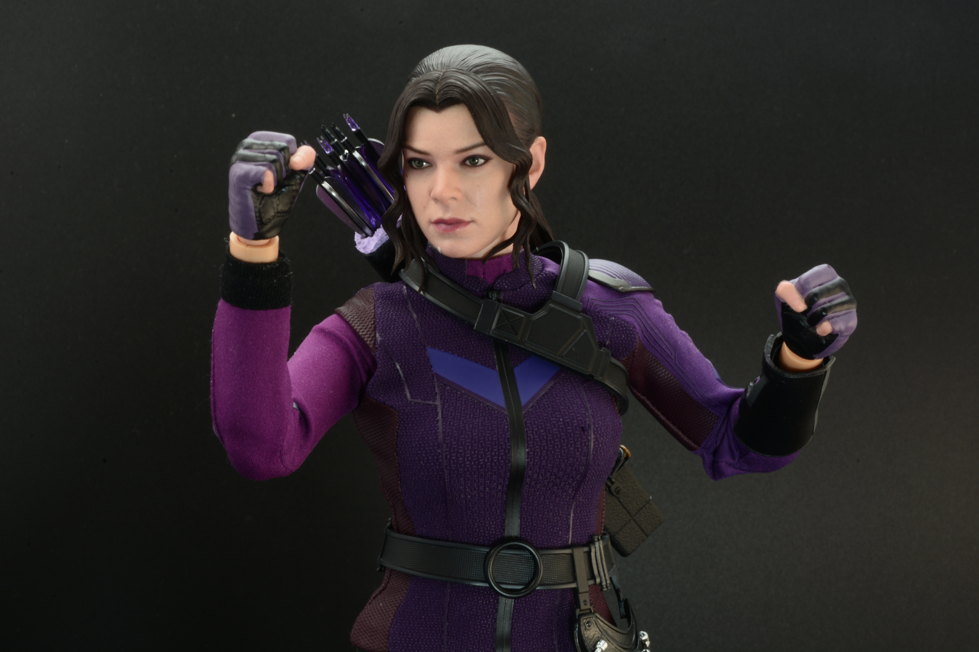 腕の自由度は高く格闘を意識したポーズも。ケイトは空手も黒帯、フェンシングも優秀なのだ