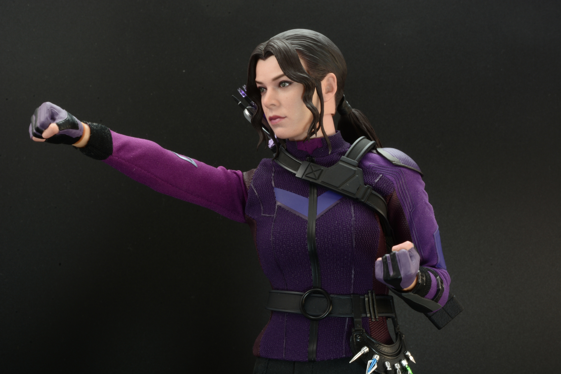 腕の自由度は高く格闘を意識したポーズも。ケイトは空手も黒帯、フェンシングも優秀なのだ