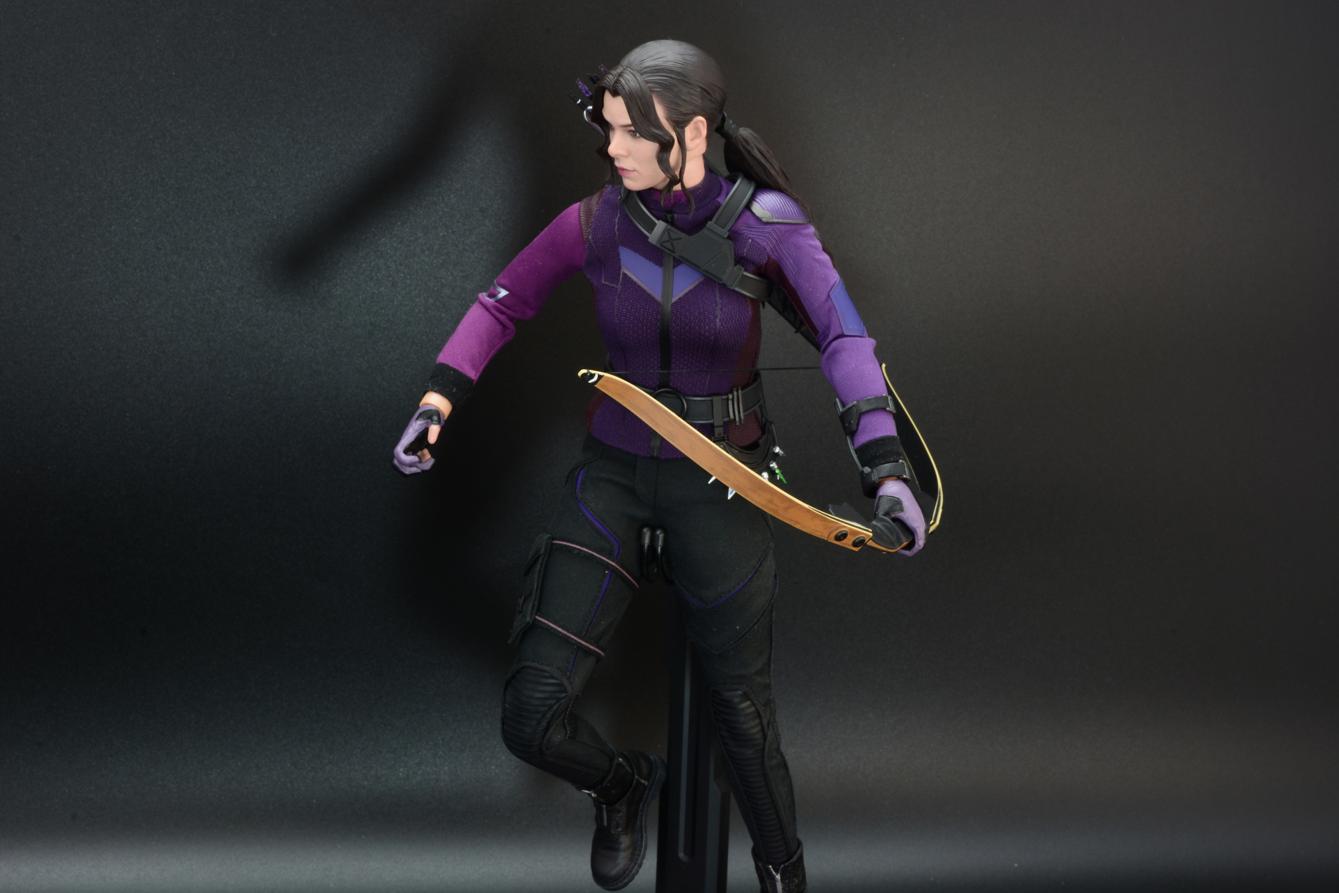 厚手の服と素体の設計で下半身の可動はかなり制限されている。無理に動かすと服を破いたり、素体を壊しそうで怖い