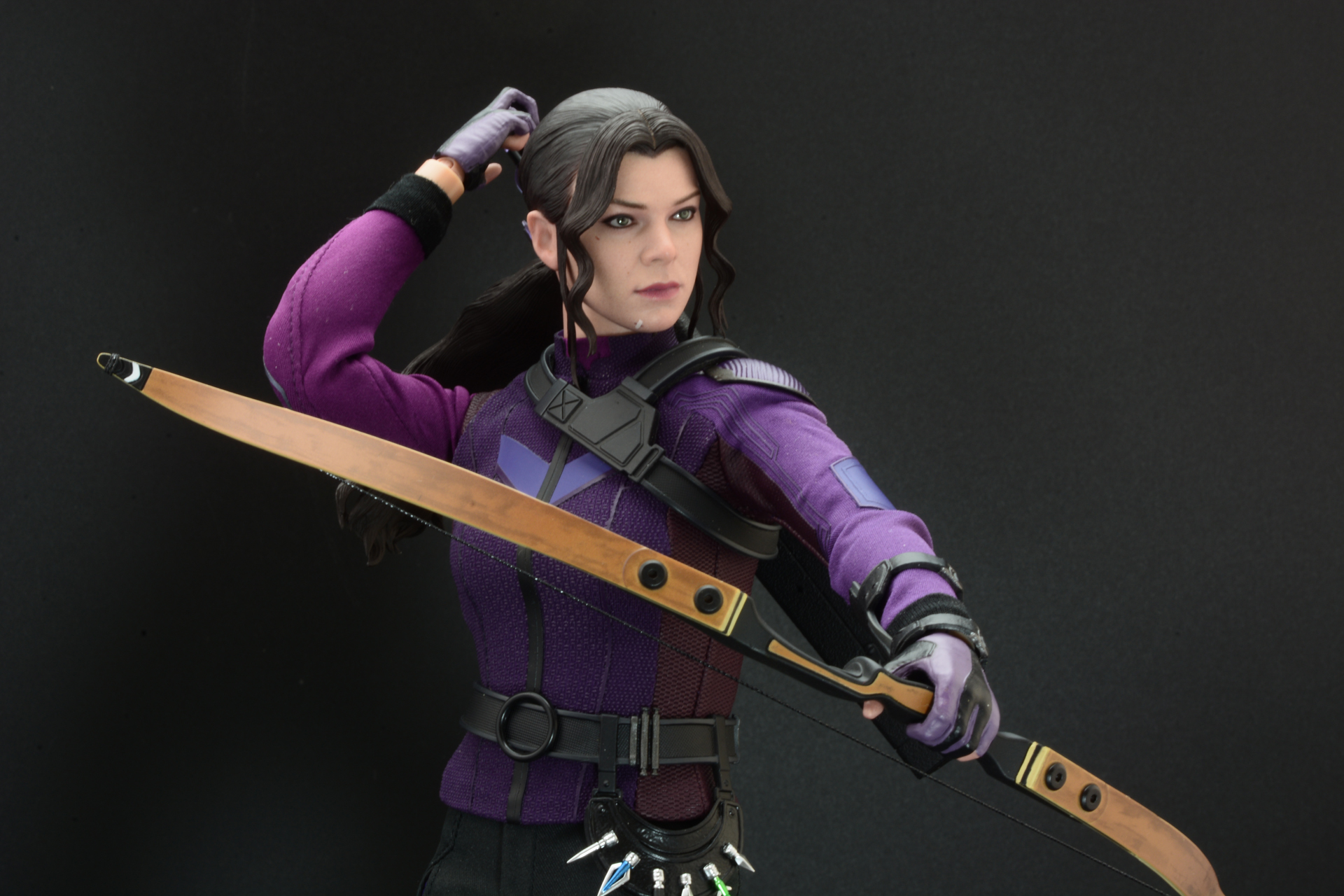 矢筒から弓を引き抜くポーズも可能