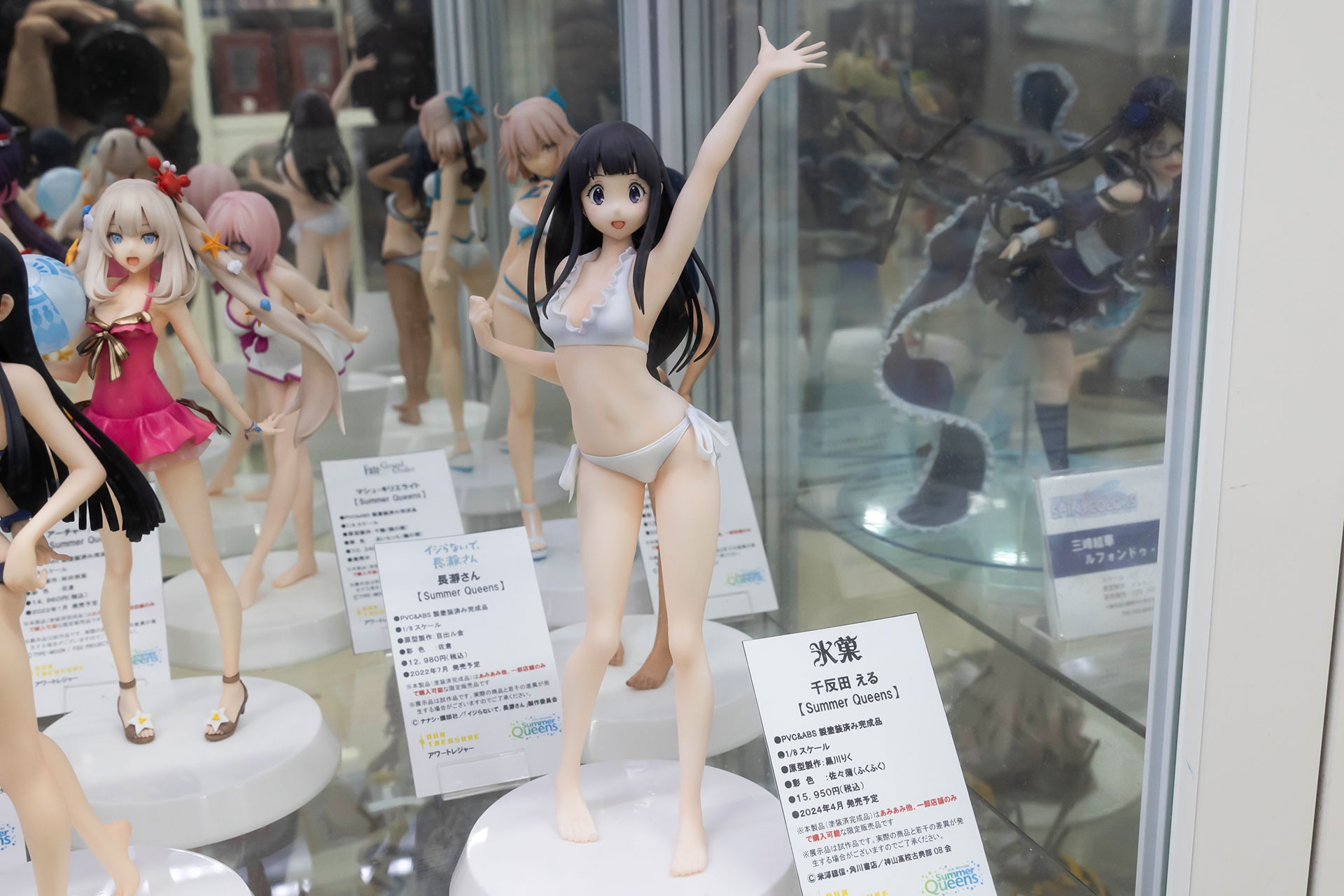 フィギュアの素材はPVCとABSで、全高は約200mmだ